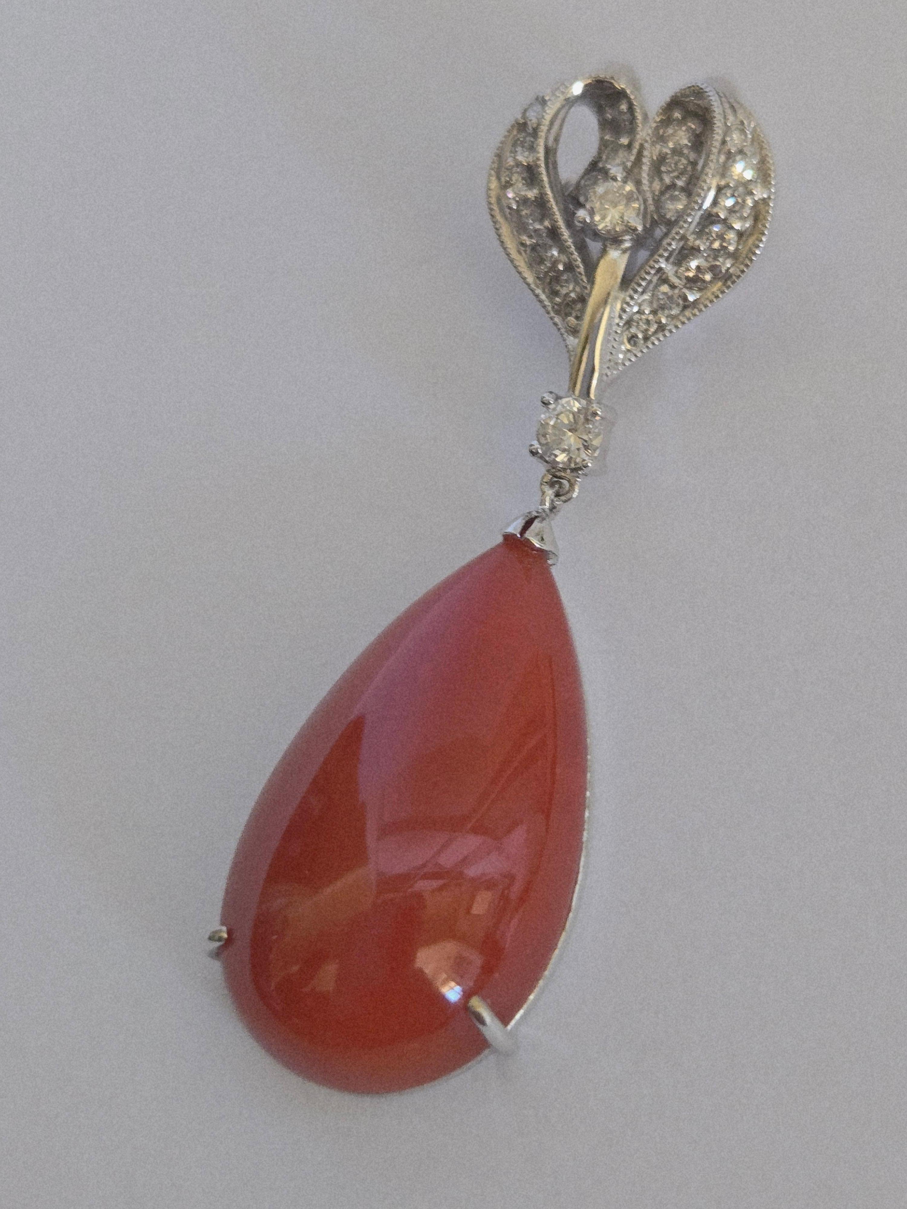 Ciondolo fatto a mano con corallo rosso naturale e diamanti in oro 18 carati in vendita 1