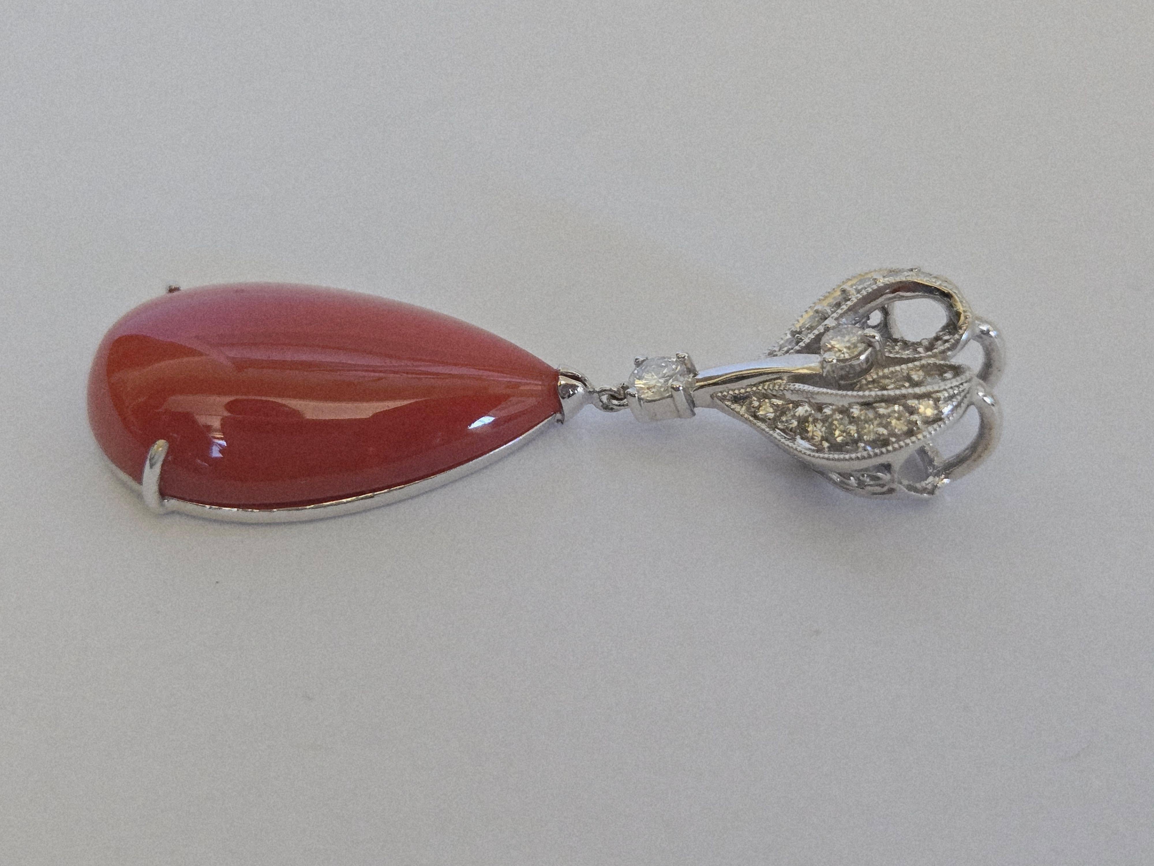 Ciondolo fatto a mano con corallo rosso naturale e diamanti in oro 18 carati in vendita 2