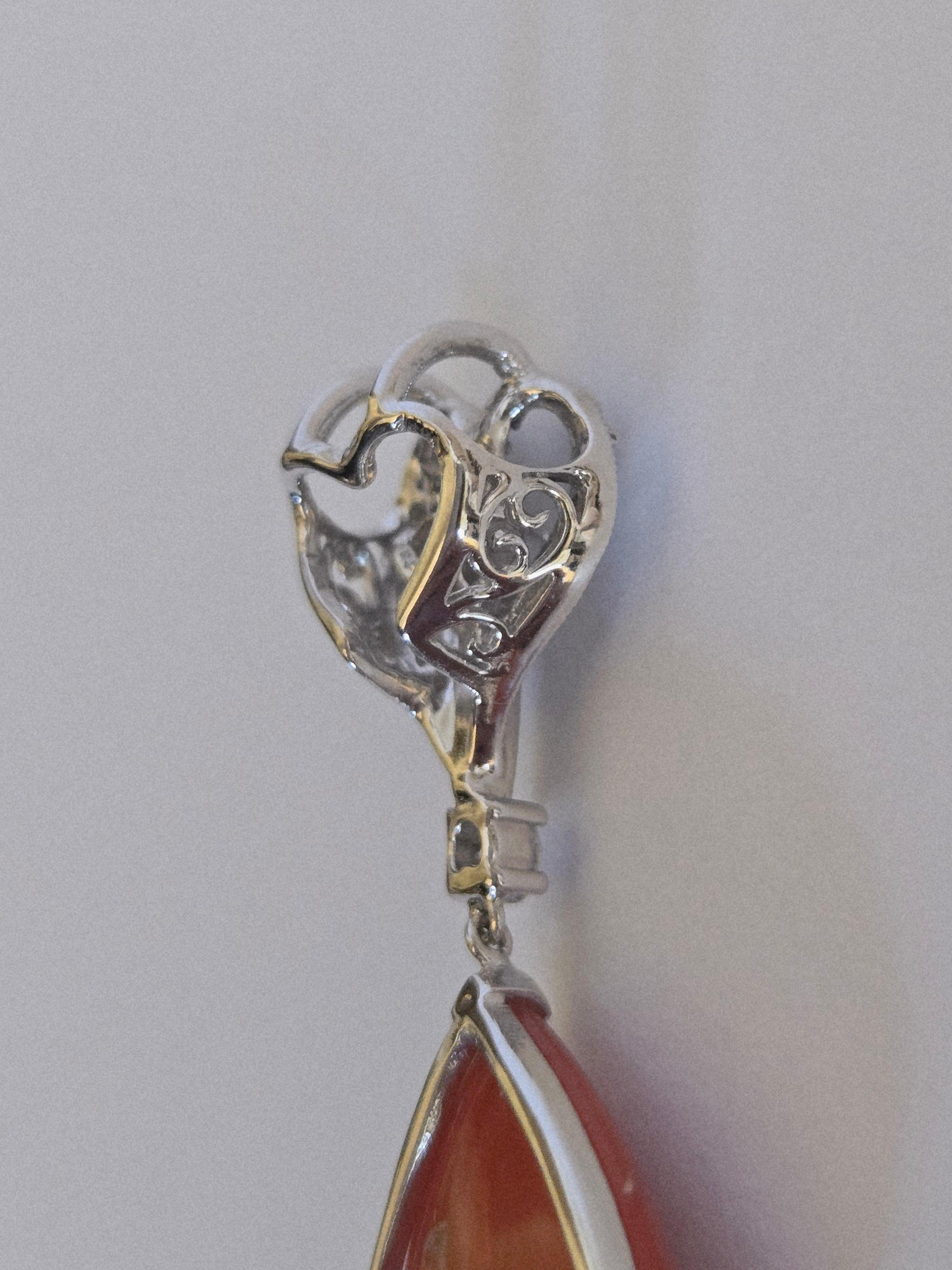 Ciondolo fatto a mano con corallo rosso naturale e diamanti in oro 18 carati in vendita 3