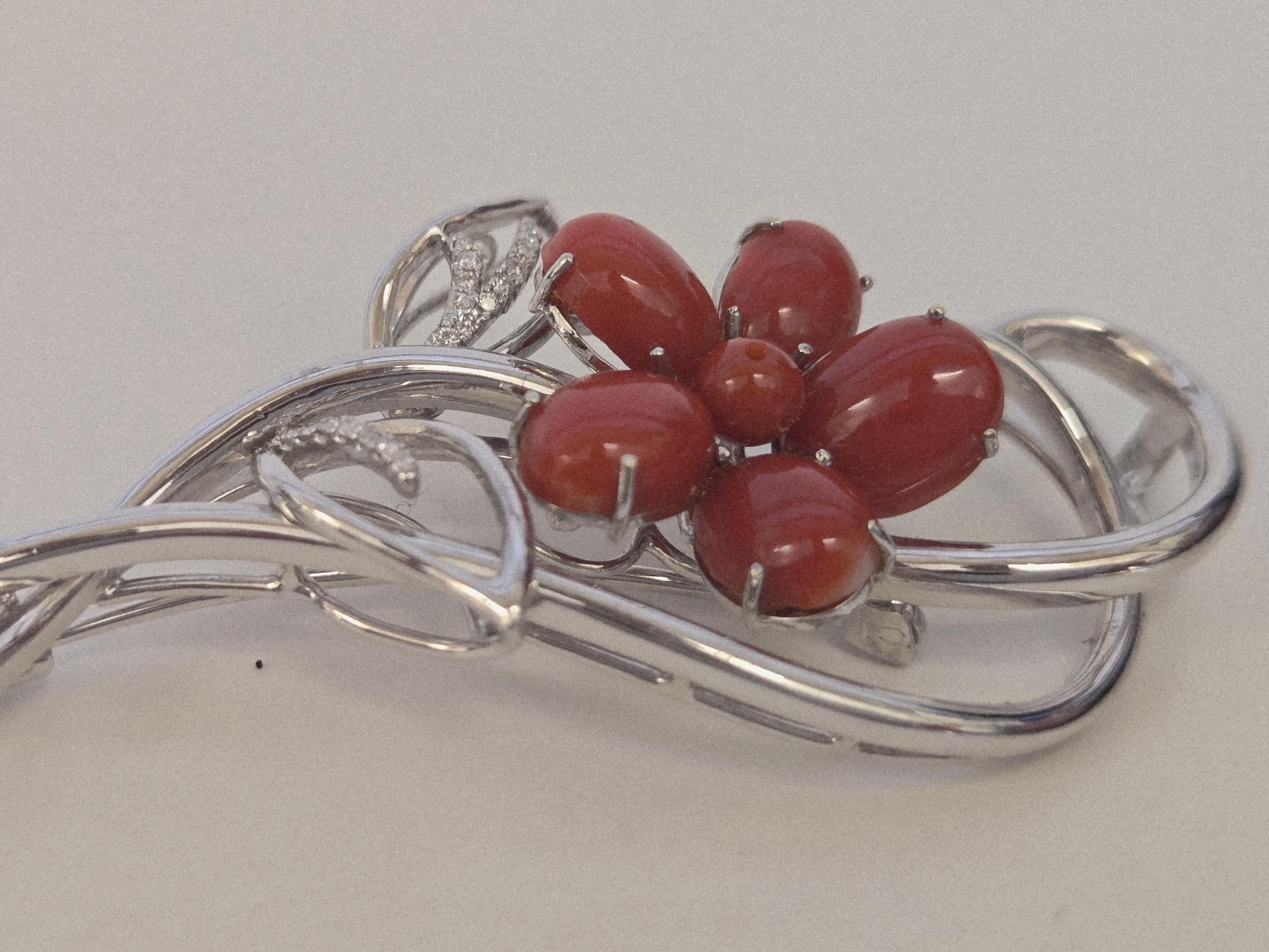 Pendentif/broche convertible en or 14K avec fleur en corail rouge naturel et diamant en vente 5