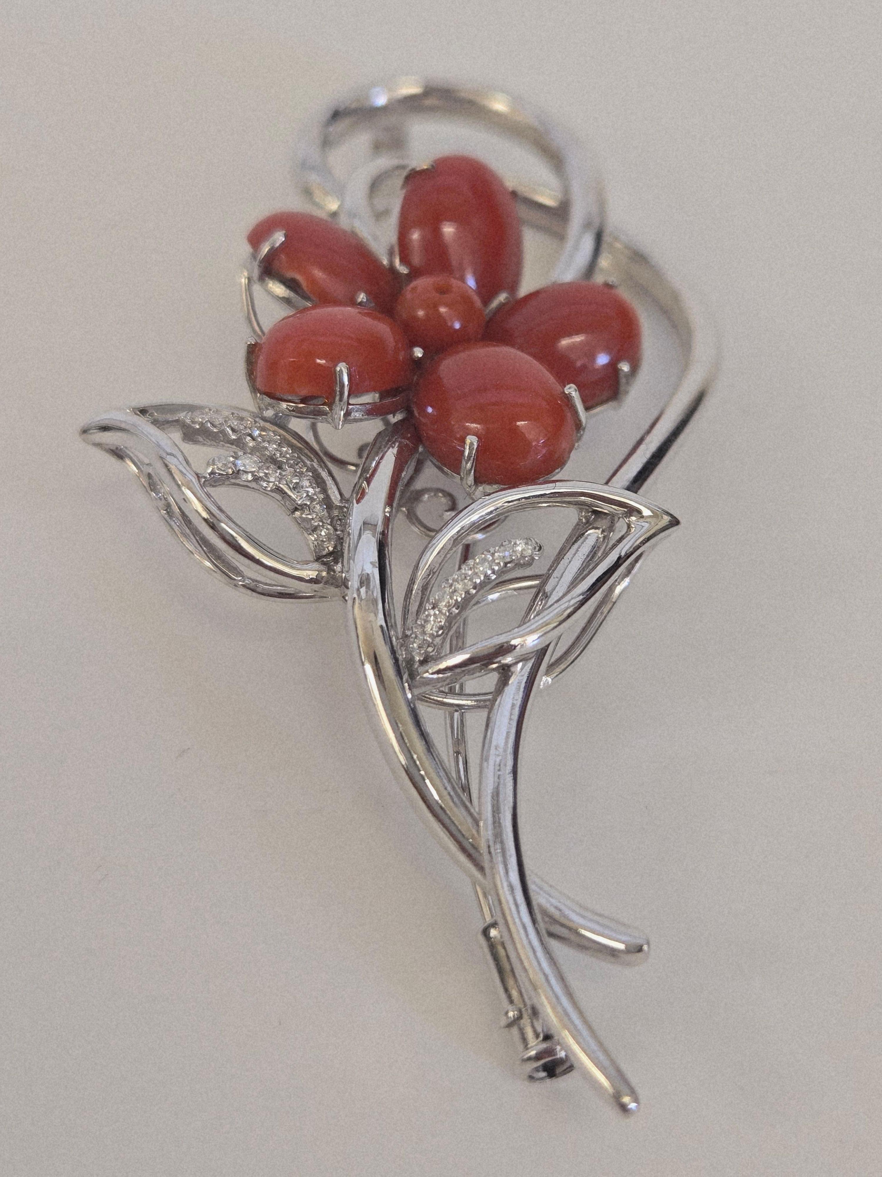 Pendentif/broche convertible en or 14K avec fleur en corail rouge naturel et diamant en vente 6
