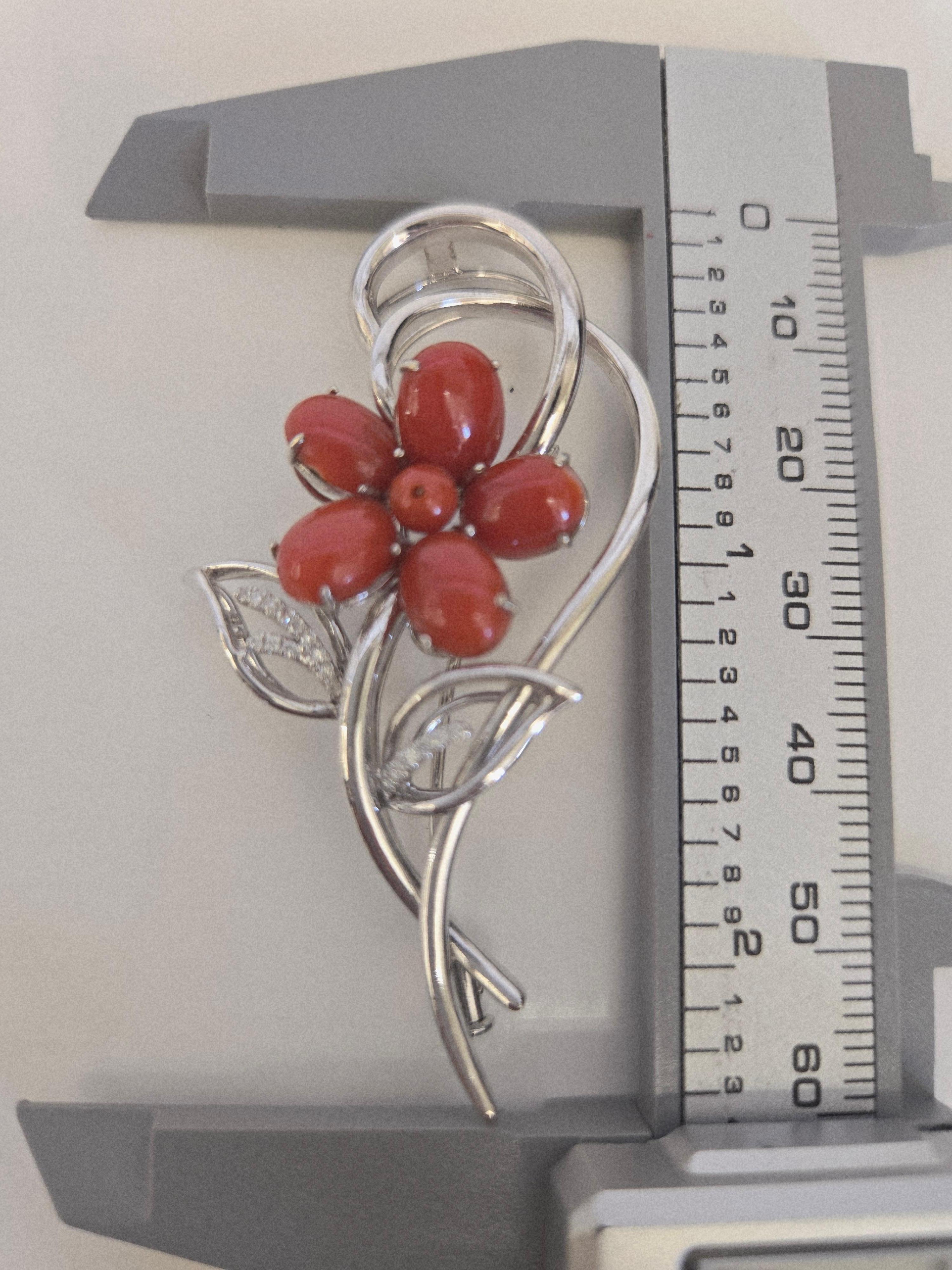Pendentif/broche convertible en or 14K avec fleur en corail rouge naturel et diamant en vente 11