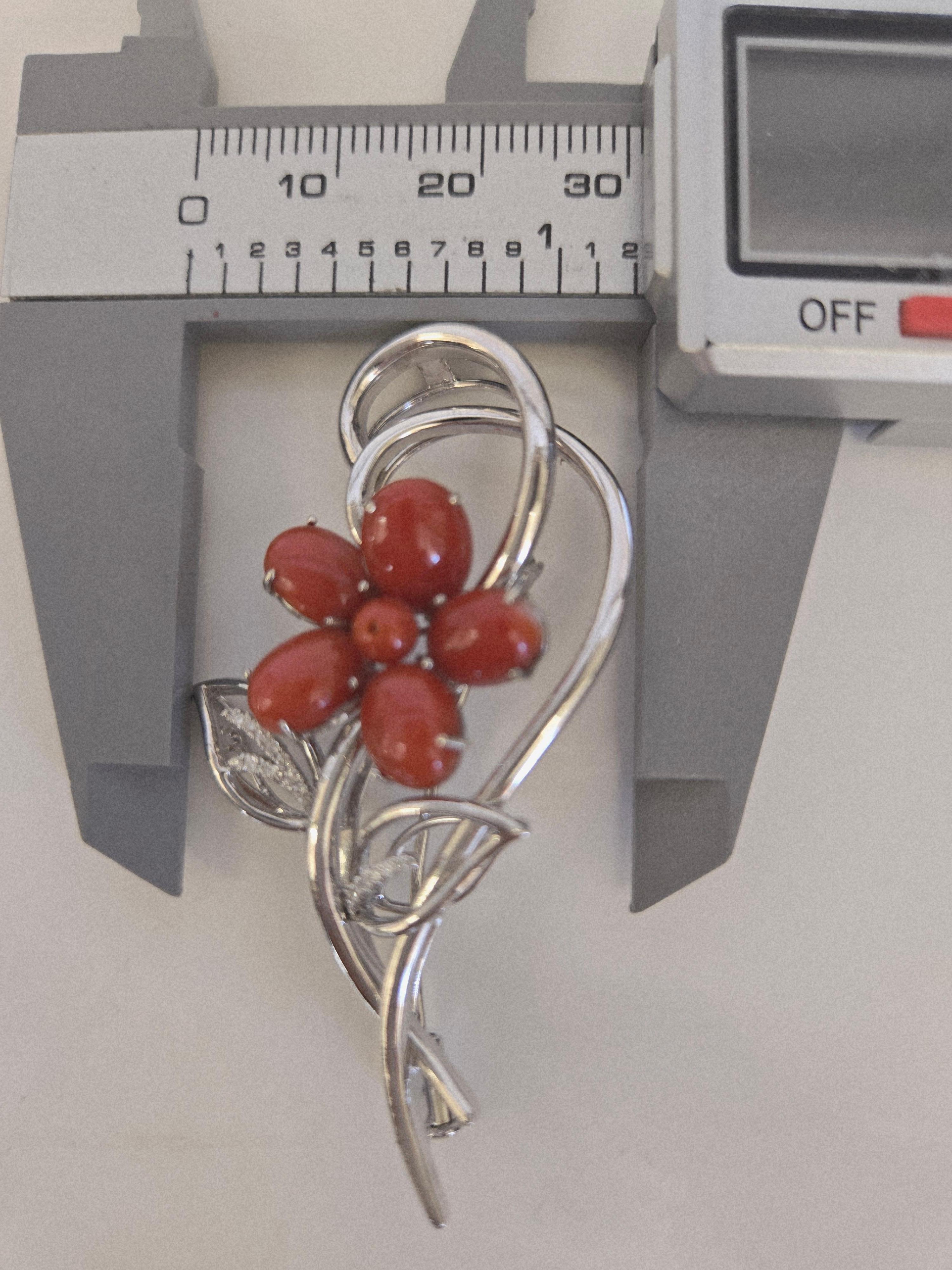Pendentif/broche convertible en or 14K avec fleur en corail rouge naturel et diamant en vente 12