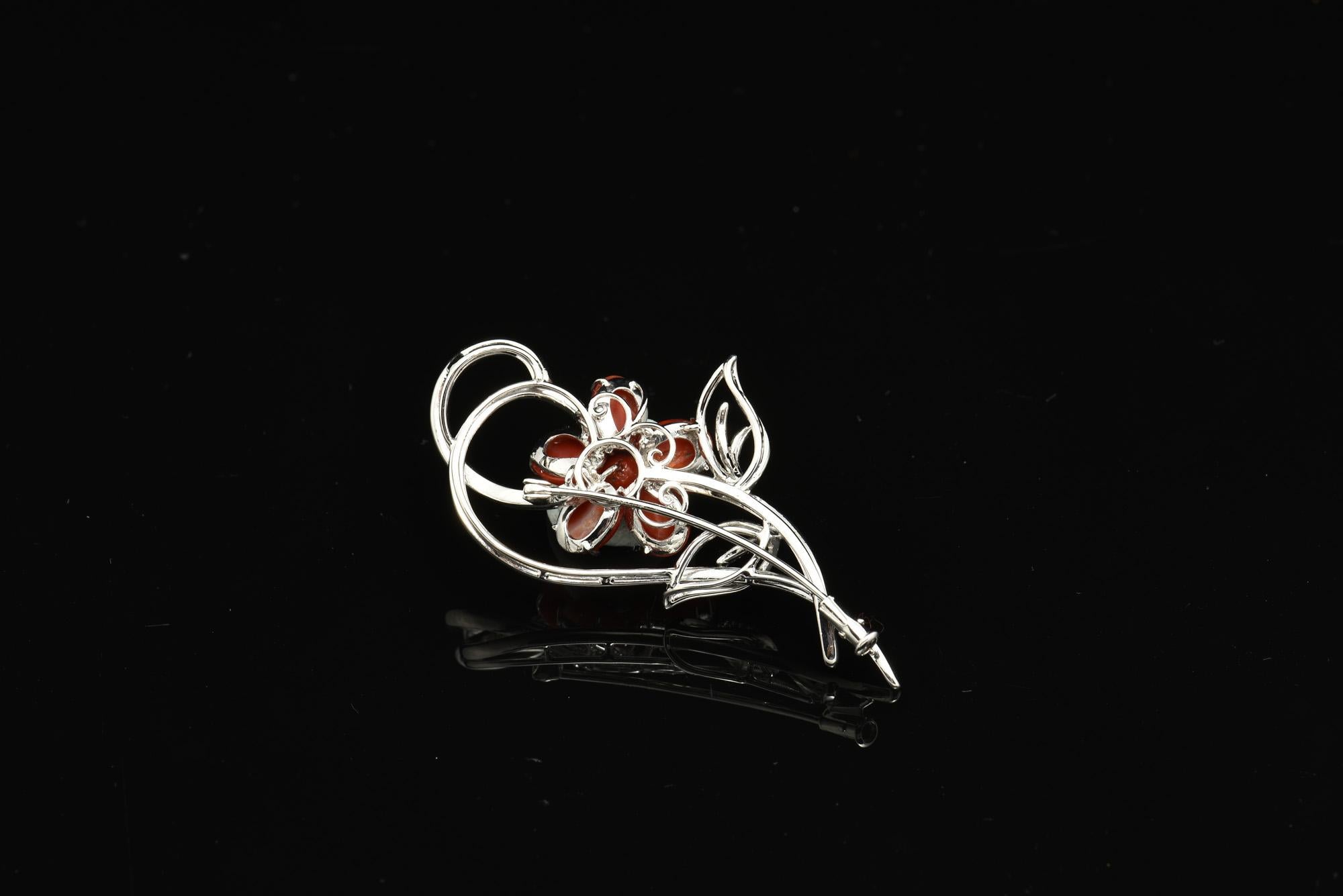 Artiste Pendentif/broche convertible en or 14K avec fleur en corail rouge naturel et diamant en vente