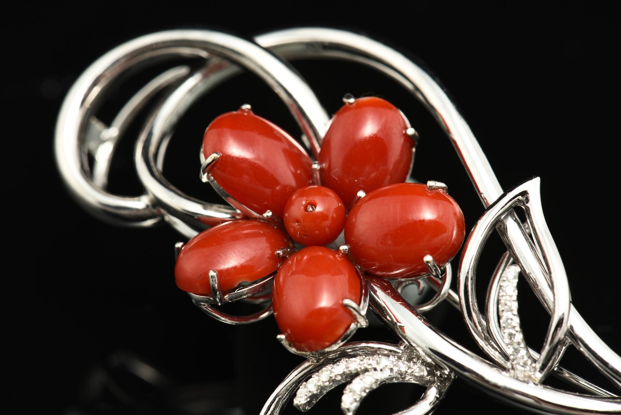 Pendentif/broche convertible en or 14K avec fleur en corail rouge naturel et diamant Bon état - En vente à Pasadena, CA