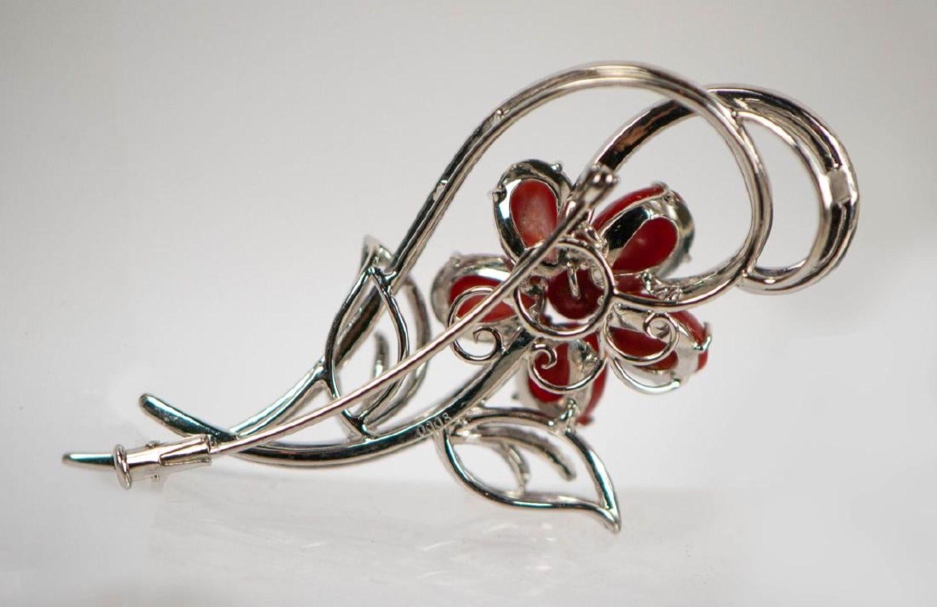Pendentif/broche convertible en or 14K avec fleur en corail rouge naturel et diamant en vente 1
