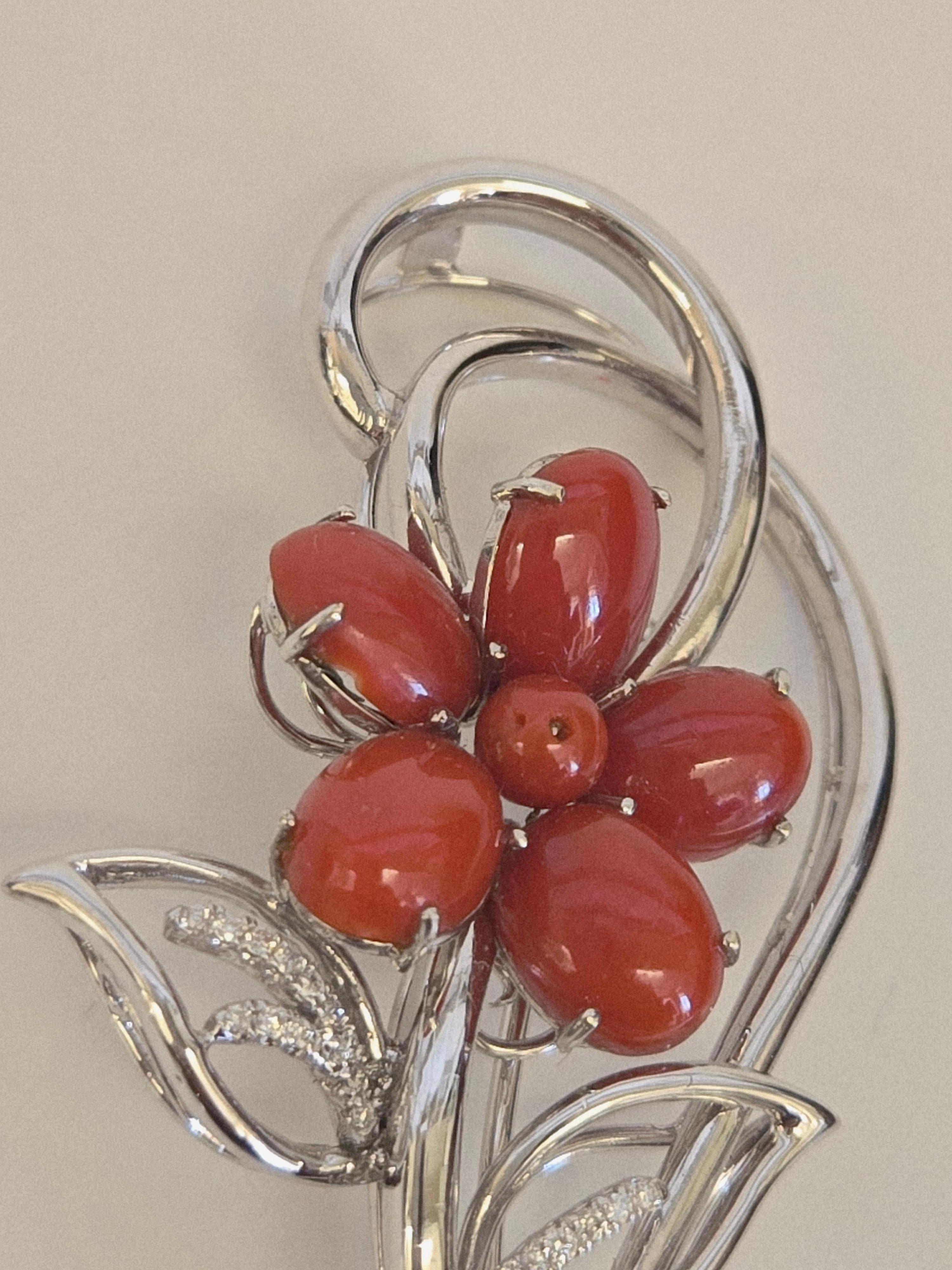 Pendentif/broche convertible en or 14K avec fleur en corail rouge naturel et diamant en vente 2