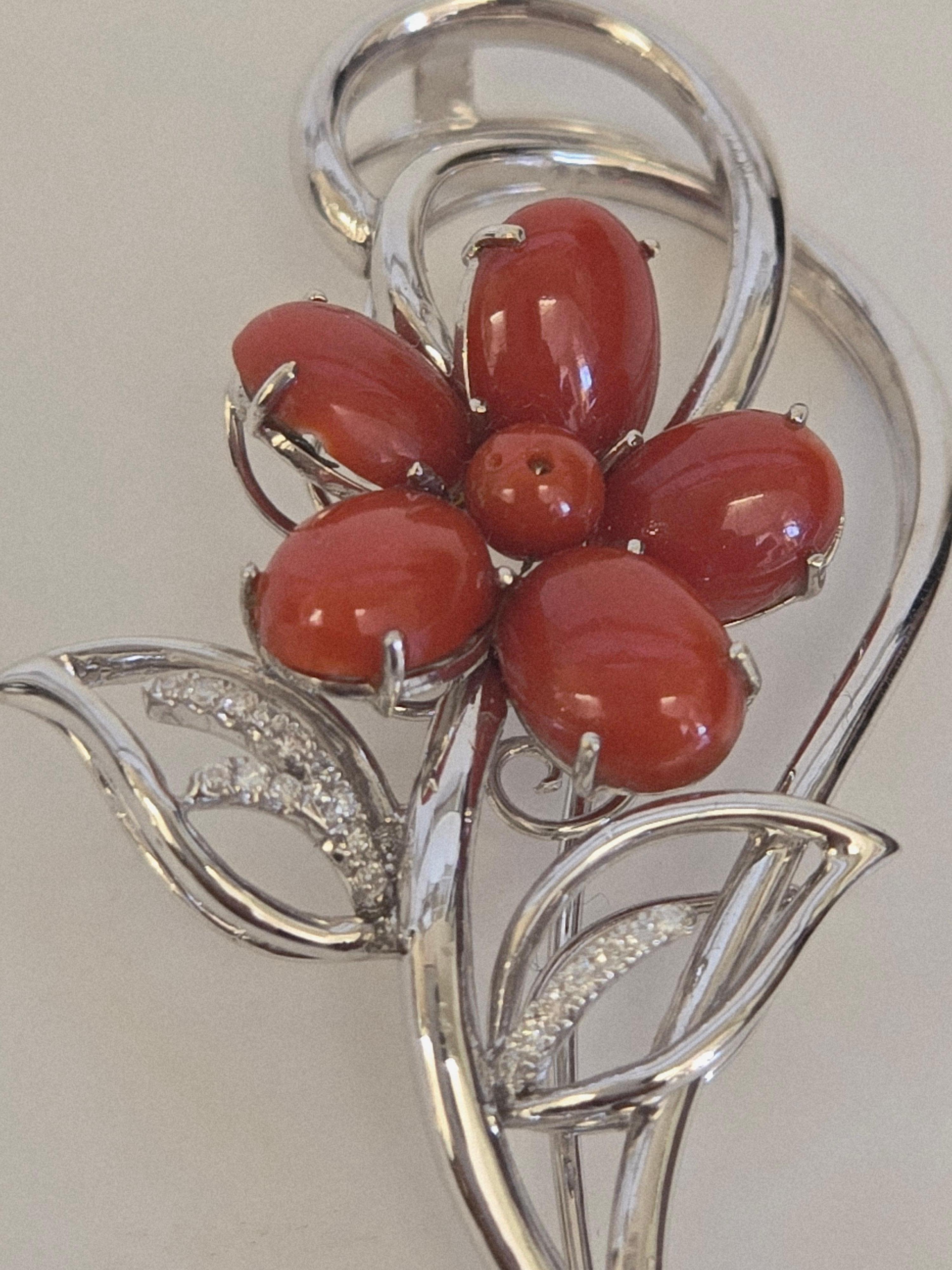 Pendentif/broche convertible en or 14K avec fleur en corail rouge naturel et diamant en vente 3