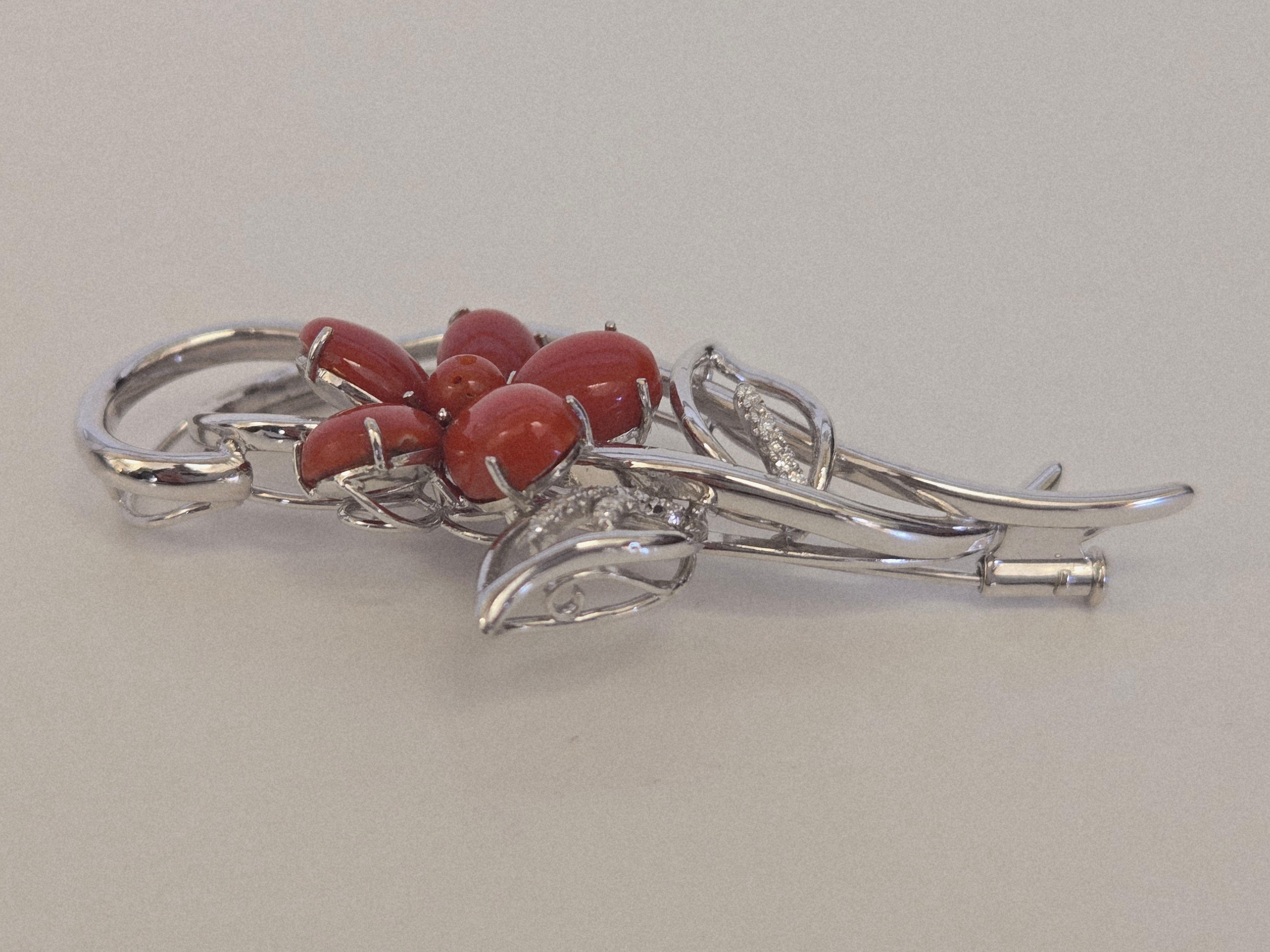 Pendentif/broche convertible en or 14K avec fleur en corail rouge naturel et diamant en vente 4