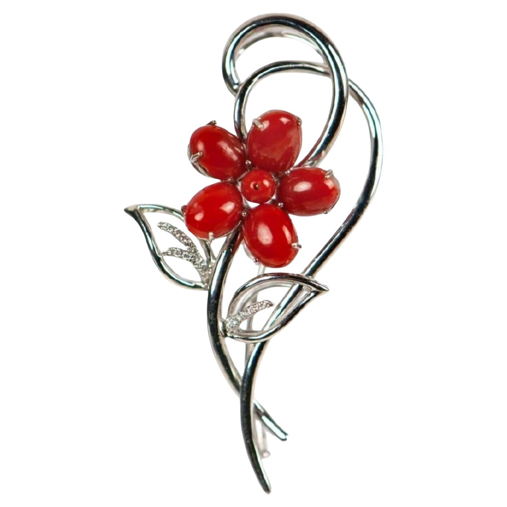 Pendentif/broche convertible en or 14K avec fleur en corail rouge naturel et diamant en vente