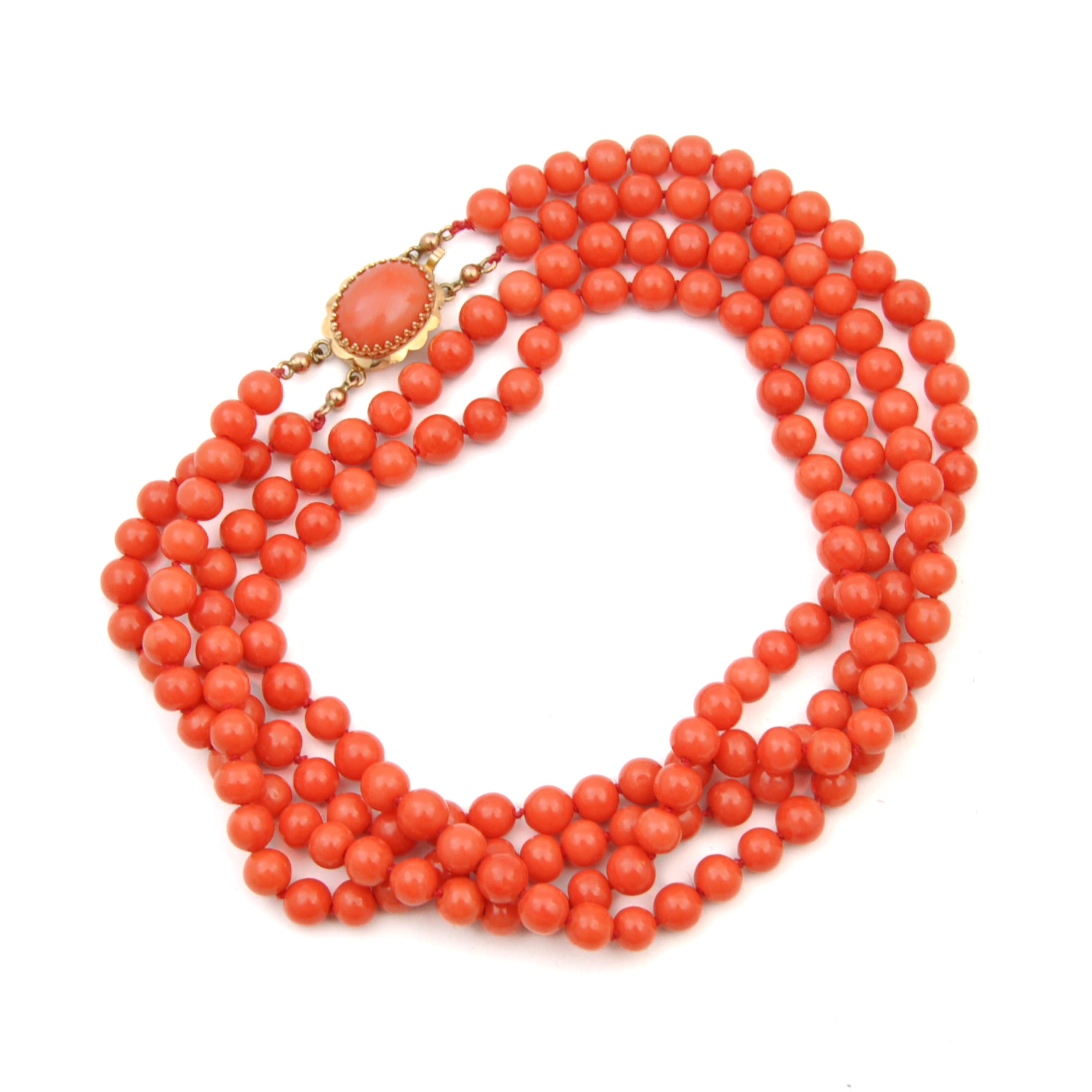 Vintage Natural Coral Two-Strand 14K Gold Beaded Necklace In Good Condition For Sale In Rotterdam, NL