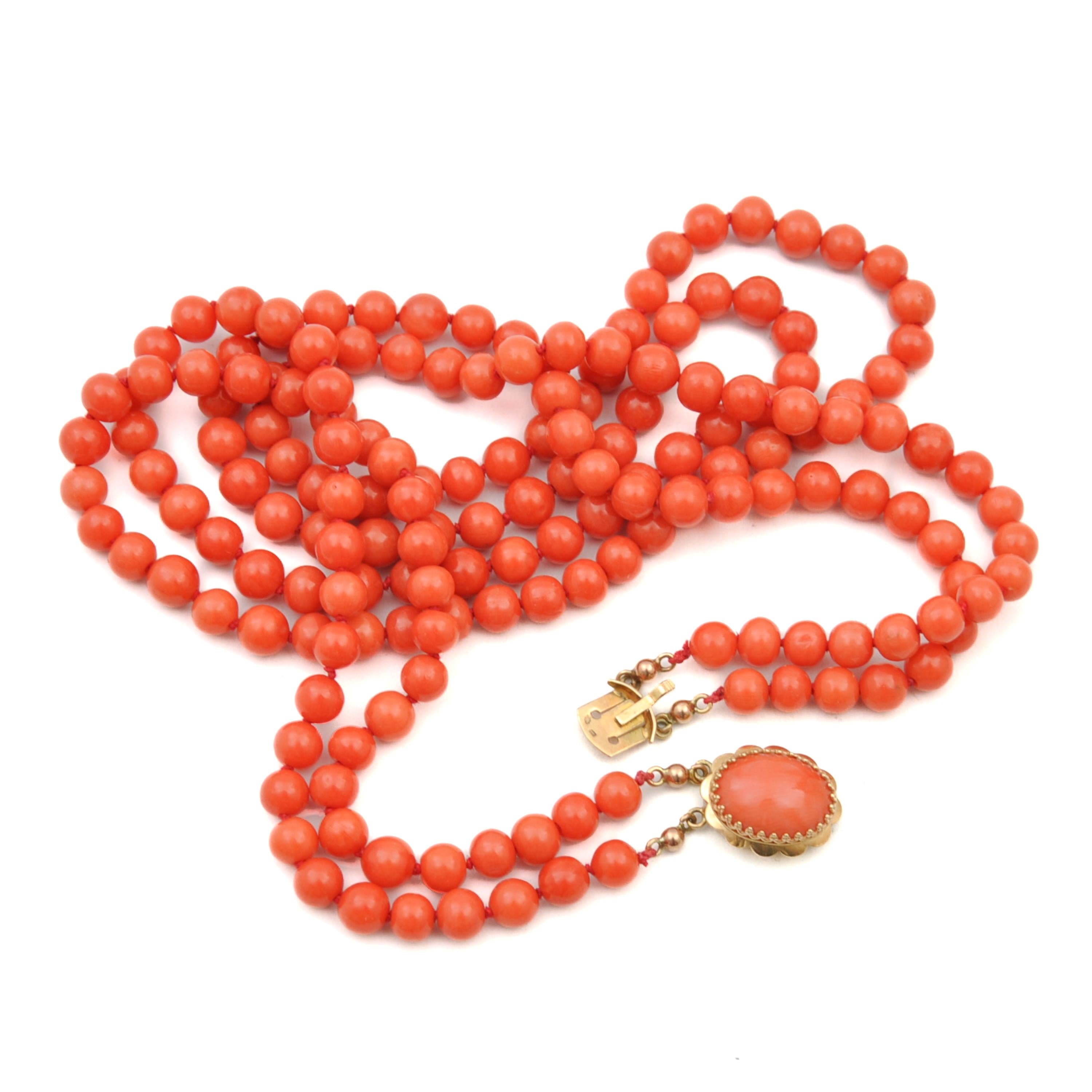 Vintage Natural Coral Zwei-Strang 14K Gold Perlen Halskette im Angebot 1