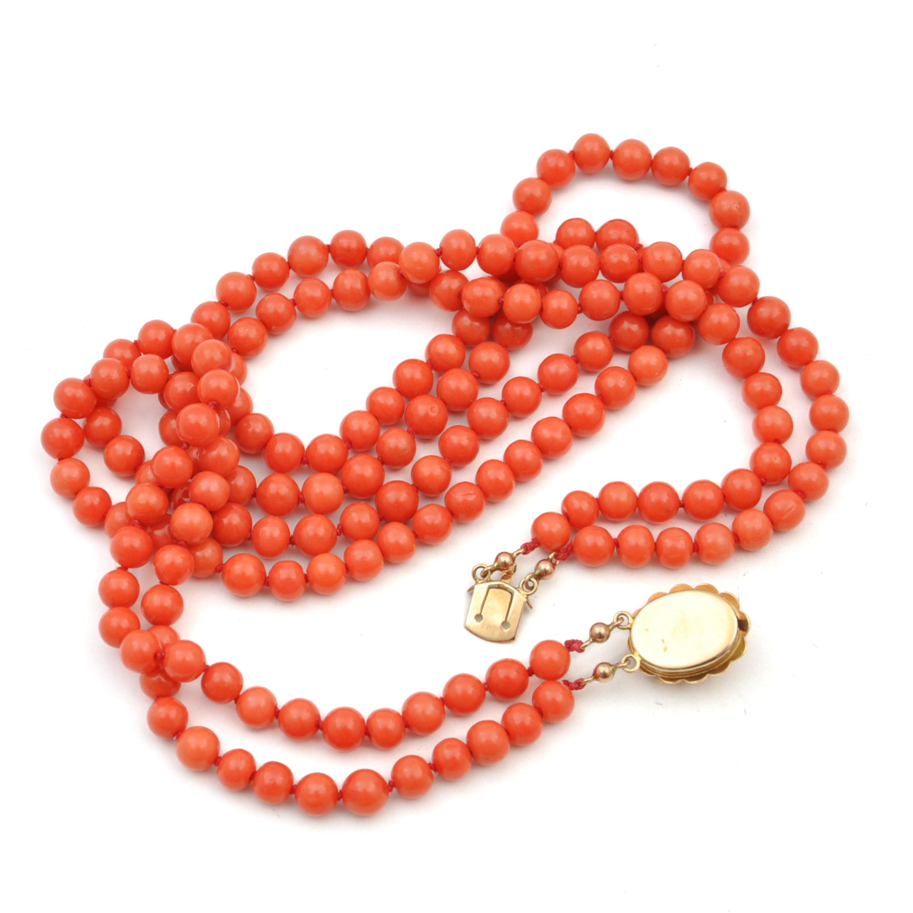 Vintage Natural Coral Two-Strand 14K Gold Beaded Necklace For Sale 1