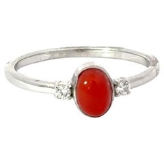 Anello regalo solitario con incastonatura a castone in corallo rosso naturale e zirconi per la mamma in A. Silver