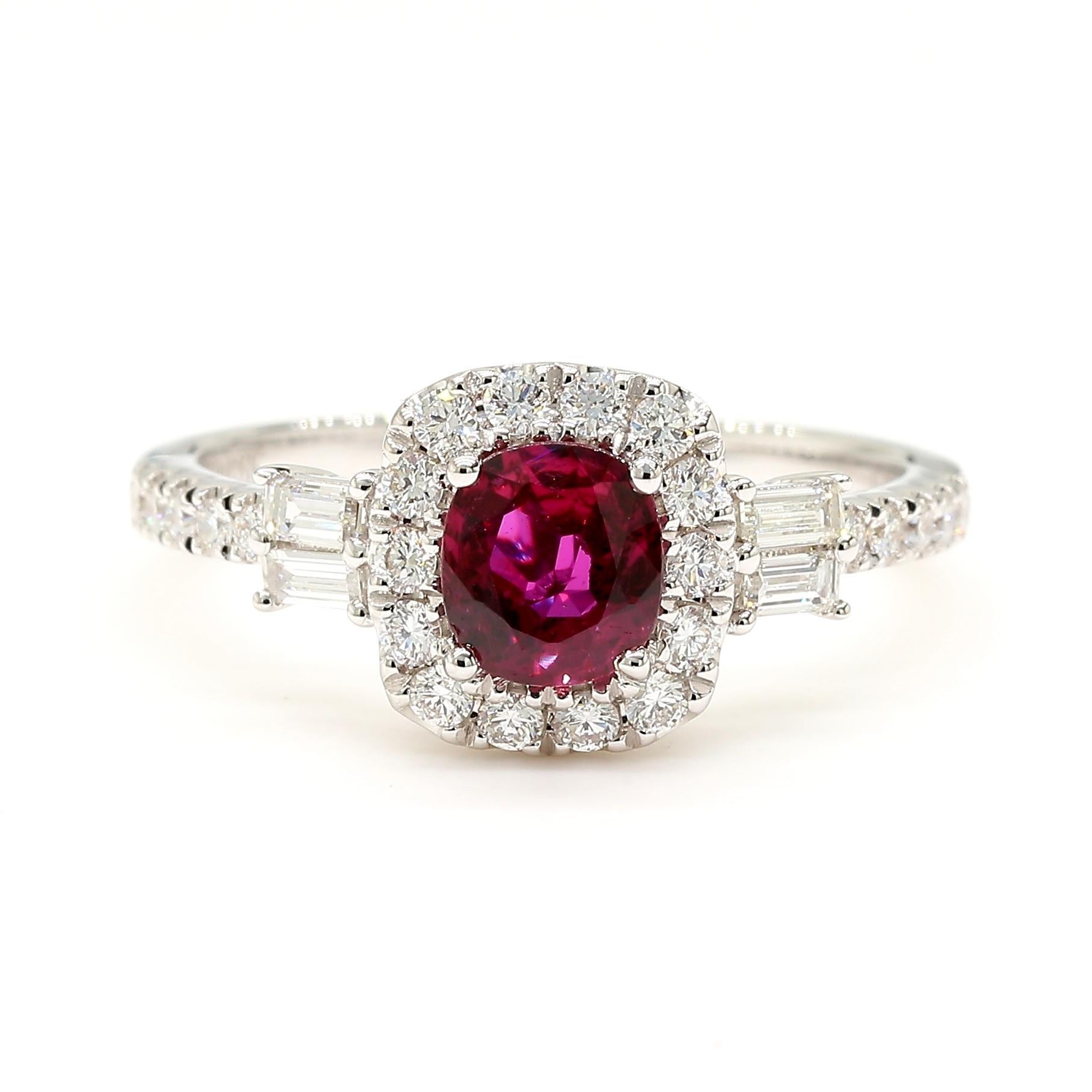 Precioso anillo de cóctel de RareGemWorld. Montado en un precioso engaste de oro blanco de 18 quilates con un rubí rojo natural de talla cojín complementado con diamantes blancos naturales de talla baguette y  diamante blanco redondo natural melee.