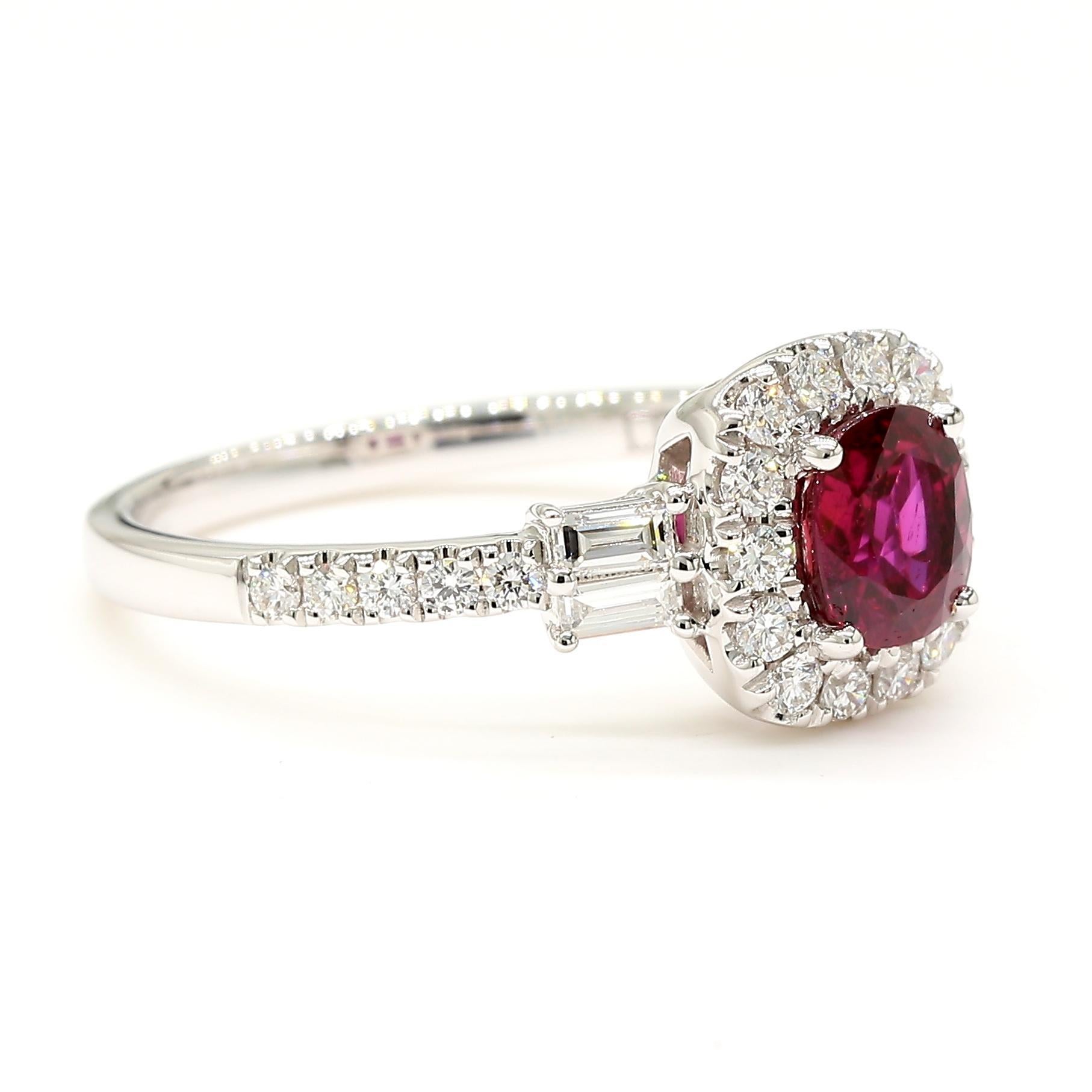 Rubí rojo natural en cojín y diamante blanco de 1,25 quilates TW Anillo de cóctel de oro Contemporáneo en venta