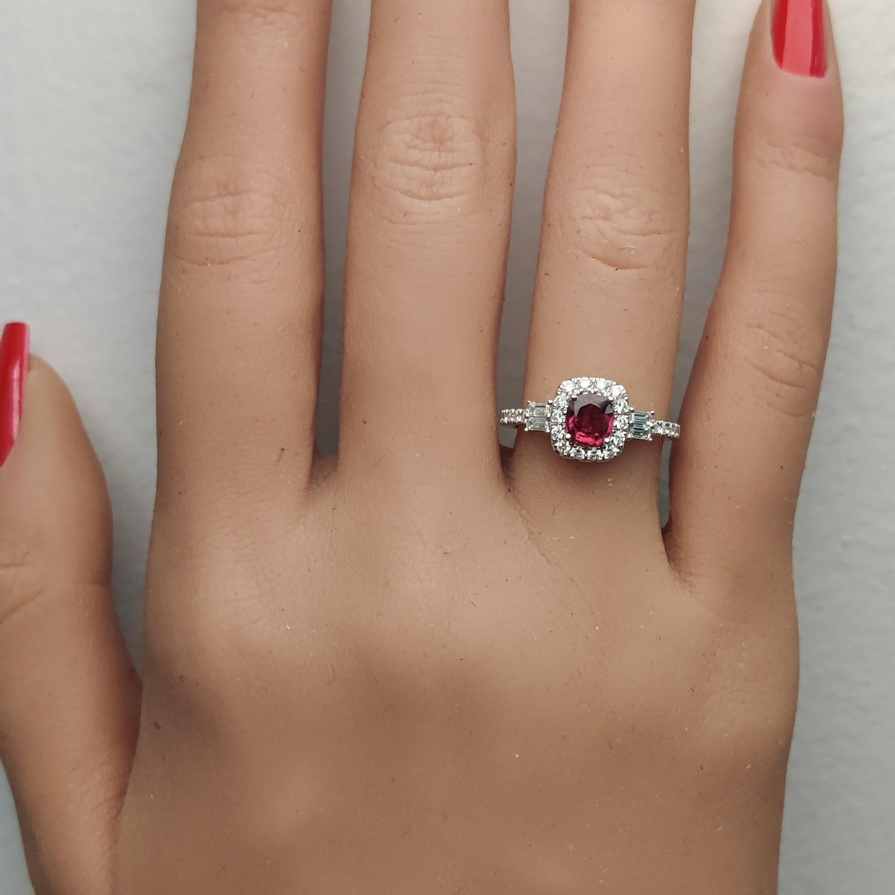 Rubí rojo natural en cojín y diamante blanco de 1,25 quilates TW Anillo de cóctel de oro Corte cojín en venta