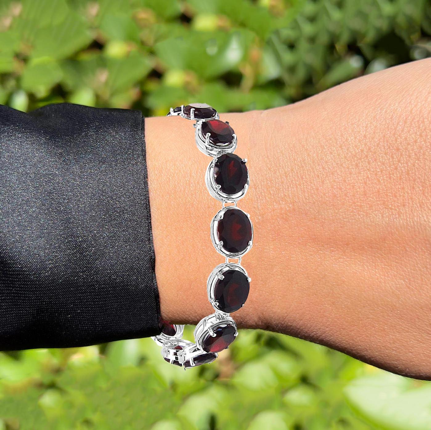 It comes with the Gemological Appraisal by GIA GG/AJP
All Gemstones are Natural
Treatment: None
14 Red Garnets = 35.00 Carats
Metal: Sterling Silver
Length: 7.25 Inches