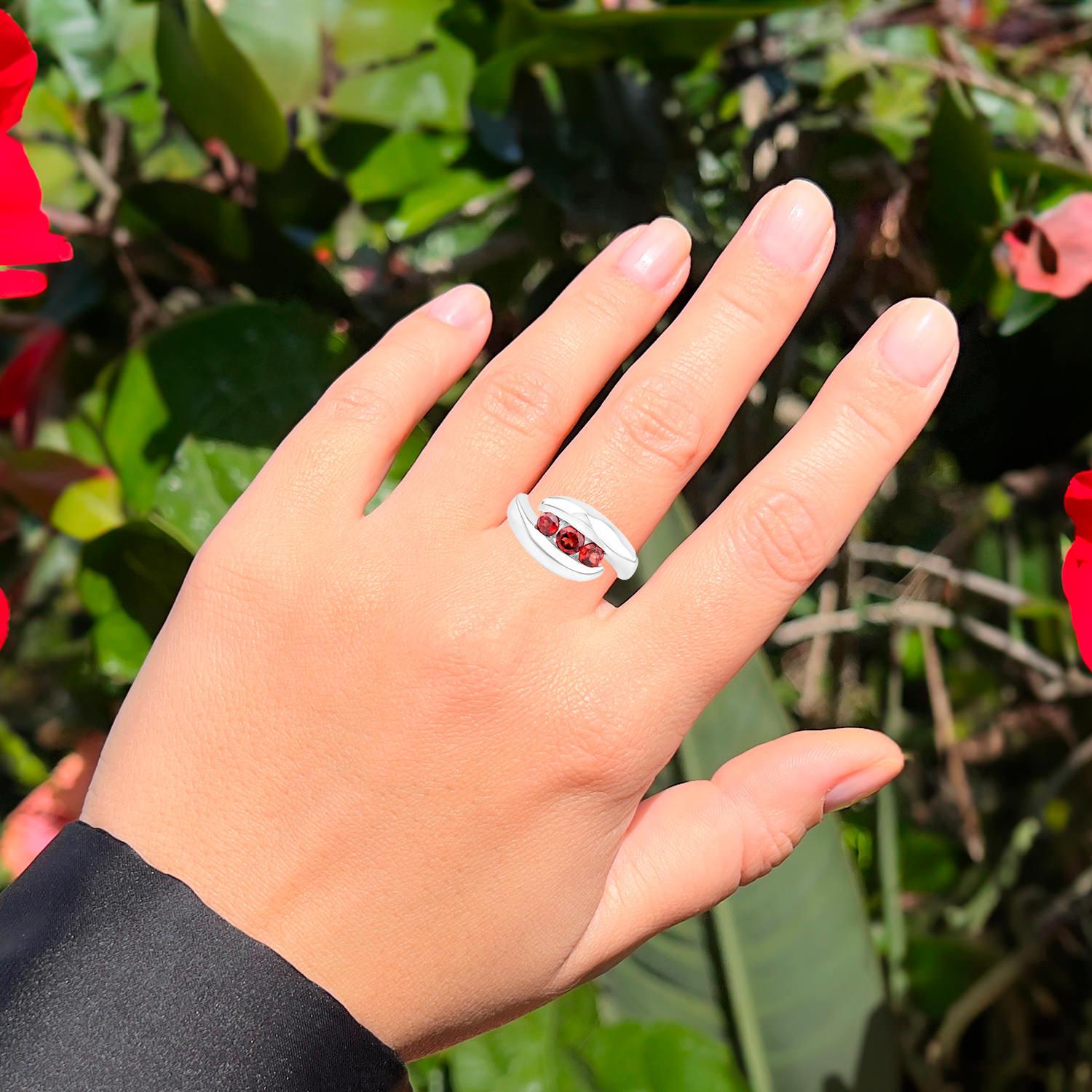 Taglio rotondo Anello Bypass con Granato Rosso Naturale 0,75 Carati A. Silver in vendita