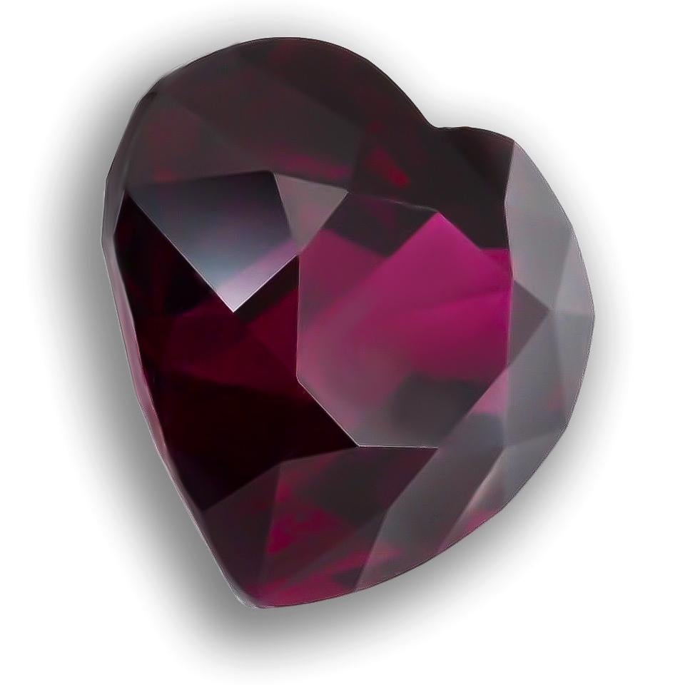 Entdecken Sie die leidenschaftliche Anziehungskraft des Naturgranats, der fachmännisch in Herzform geschliffen wurde. Dieser exquisite Edelstein, der für seine tiefrote Farbe bekannt ist, ist perfekt für alle, die die natürliche Schönheit feiner