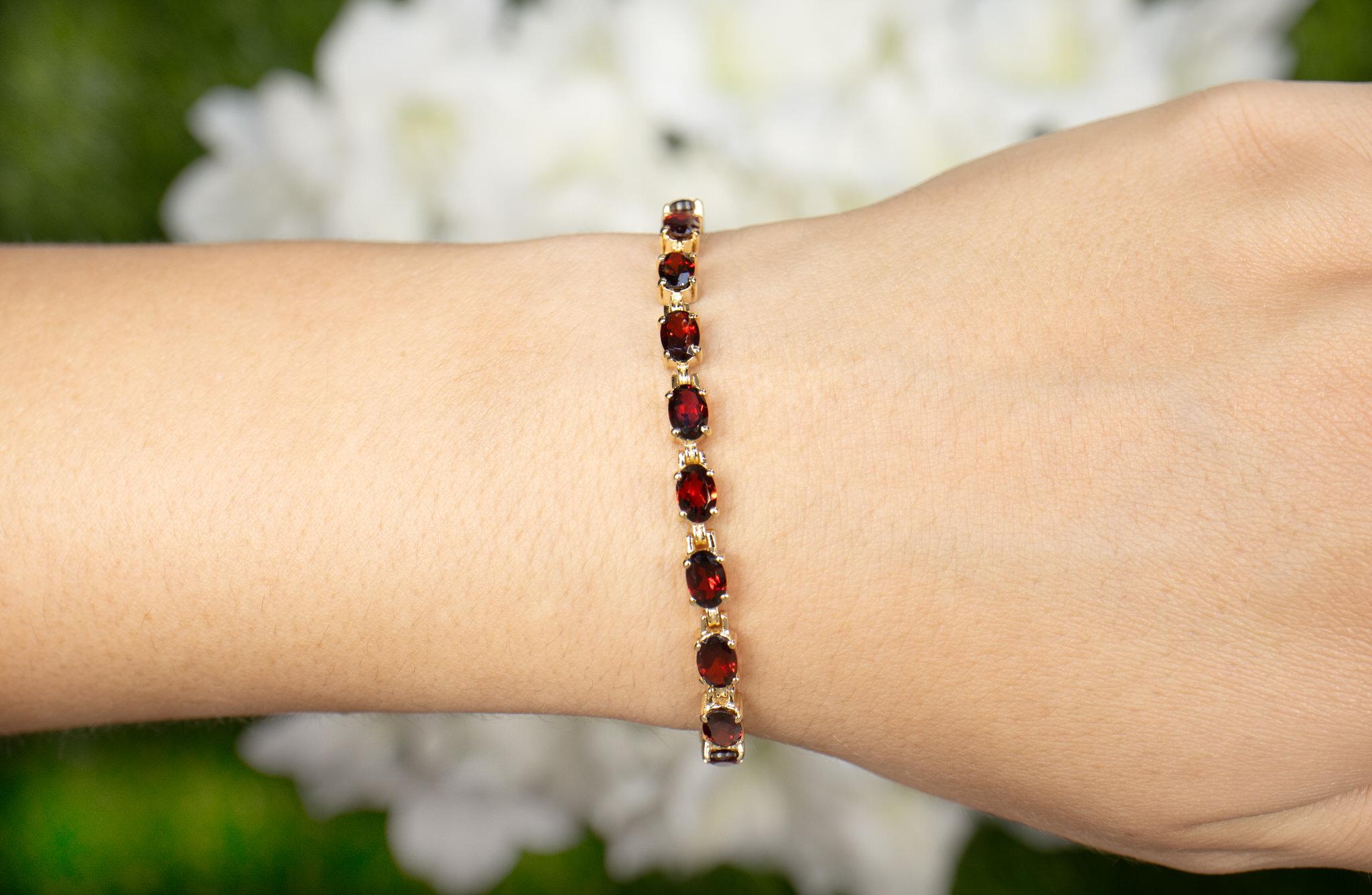 It comes with the Gemological Appraisal by GIA GG/AJP
All Gemstones are Natural
11 Garnets = 11.00 Carats
Metal: 14K Yellow Gold Plated Sterling Silver
Length: 7.25 Inches