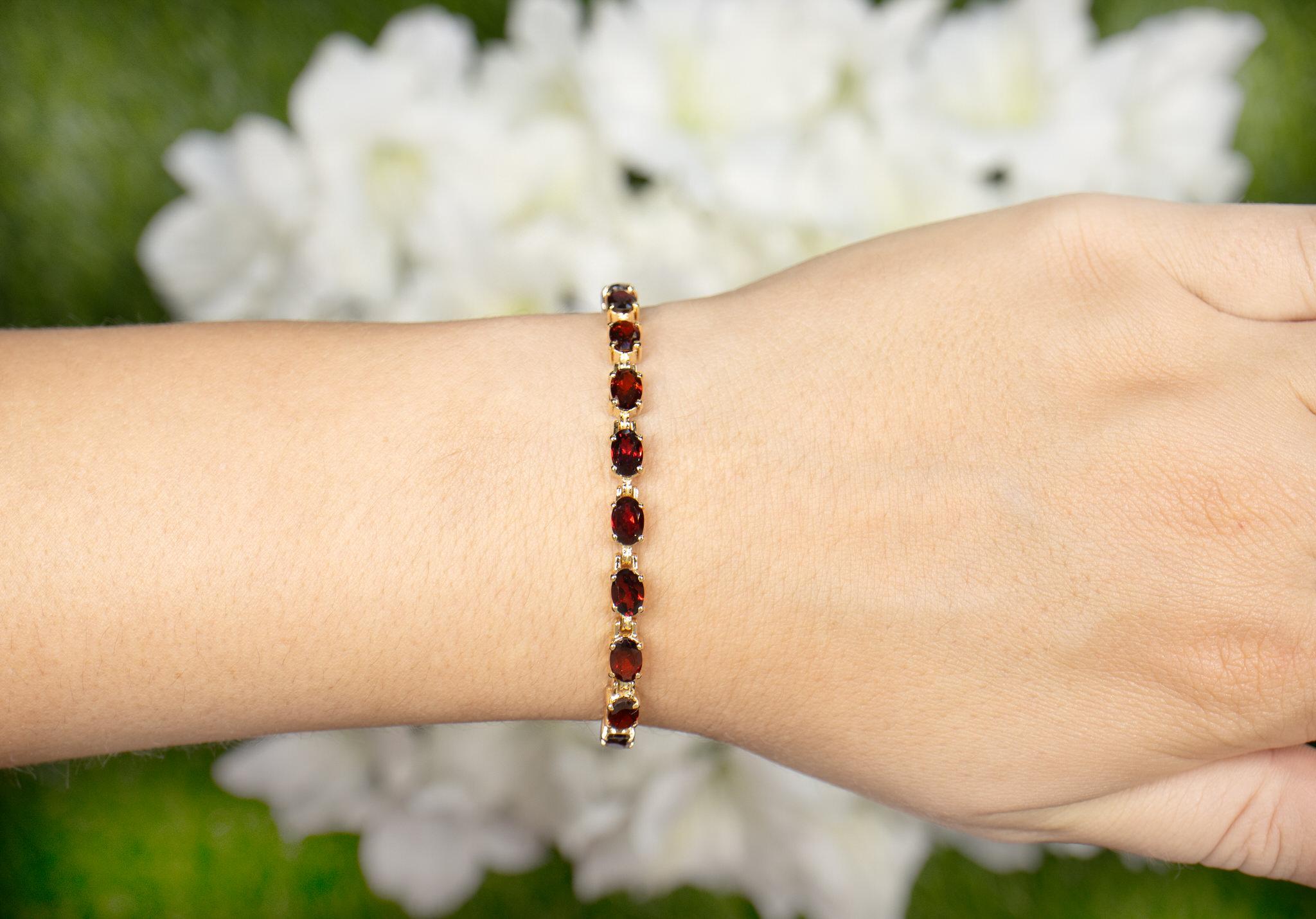 Contemporaneo Bracciale Tennis con Granato Rosso Naturale 11 Carati Placcato Oro Giallo 14K A. Silver in vendita