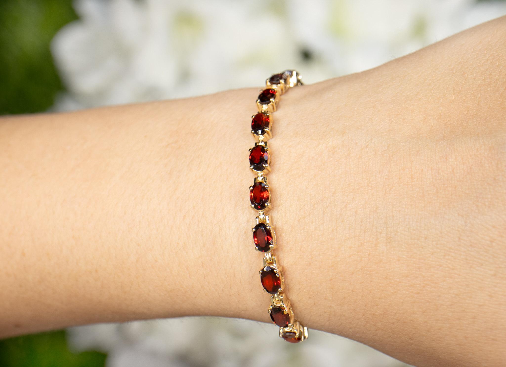 Taglio ovale Bracciale Tennis con Granato Rosso Naturale 11 Carati Placcato Oro Giallo 14K A. Silver in vendita