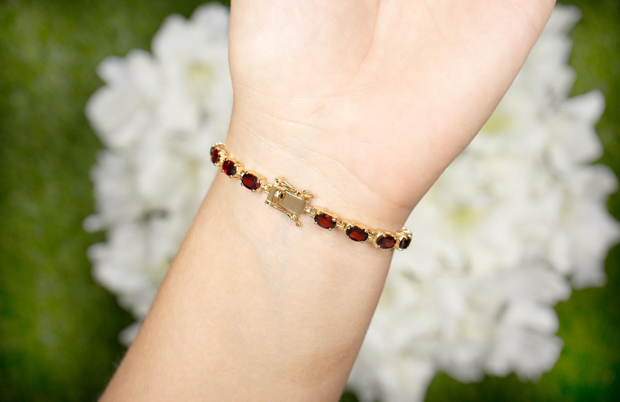 Bracciale Tennis con Granato Rosso Naturale 11 Carati Placcato Oro Giallo 14K A. Silver In condizioni ottime in vendita a Aliso Viejo, CA