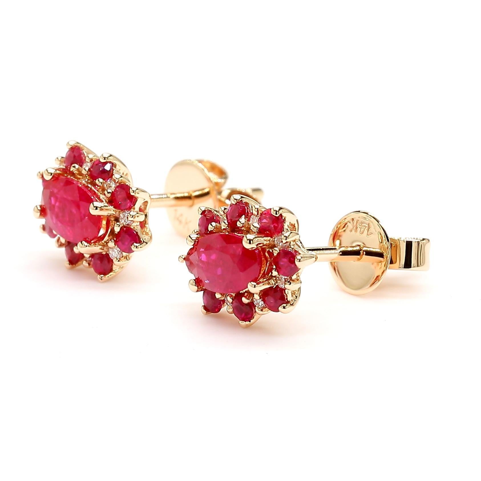 I bellissimi orecchini di rubino di RareGemworld. Montato in una splendida montatura in oro rosa 14K con rubini rossi naturali a taglio ovale, completati da rubini rossi naturali a taglio rotondo e da una mischia di diamanti bianchi naturali a