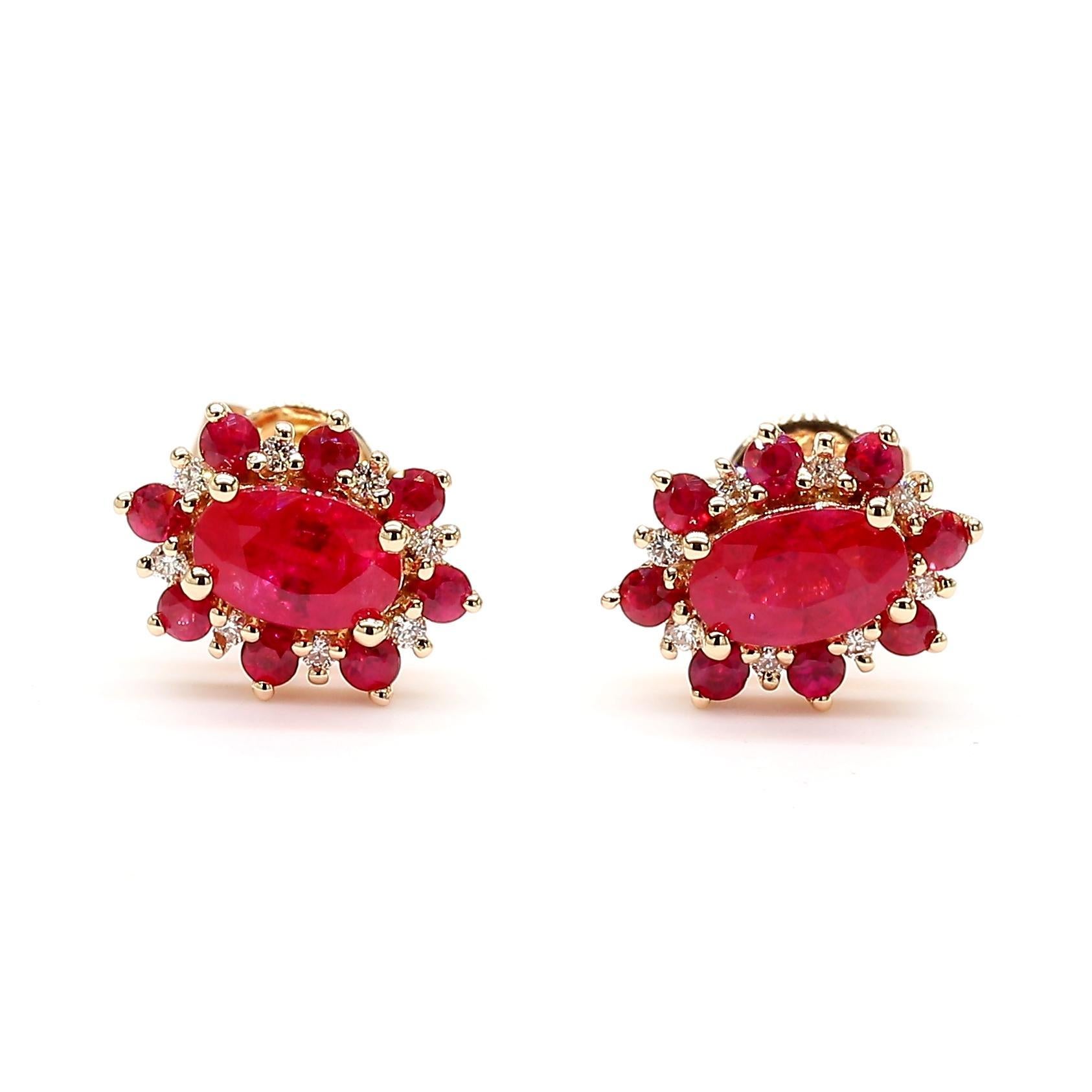 Contemporaneo Orecchini con rubino ovale rosso naturale e diamante bianco da 0.93 carati TW in oro in vendita