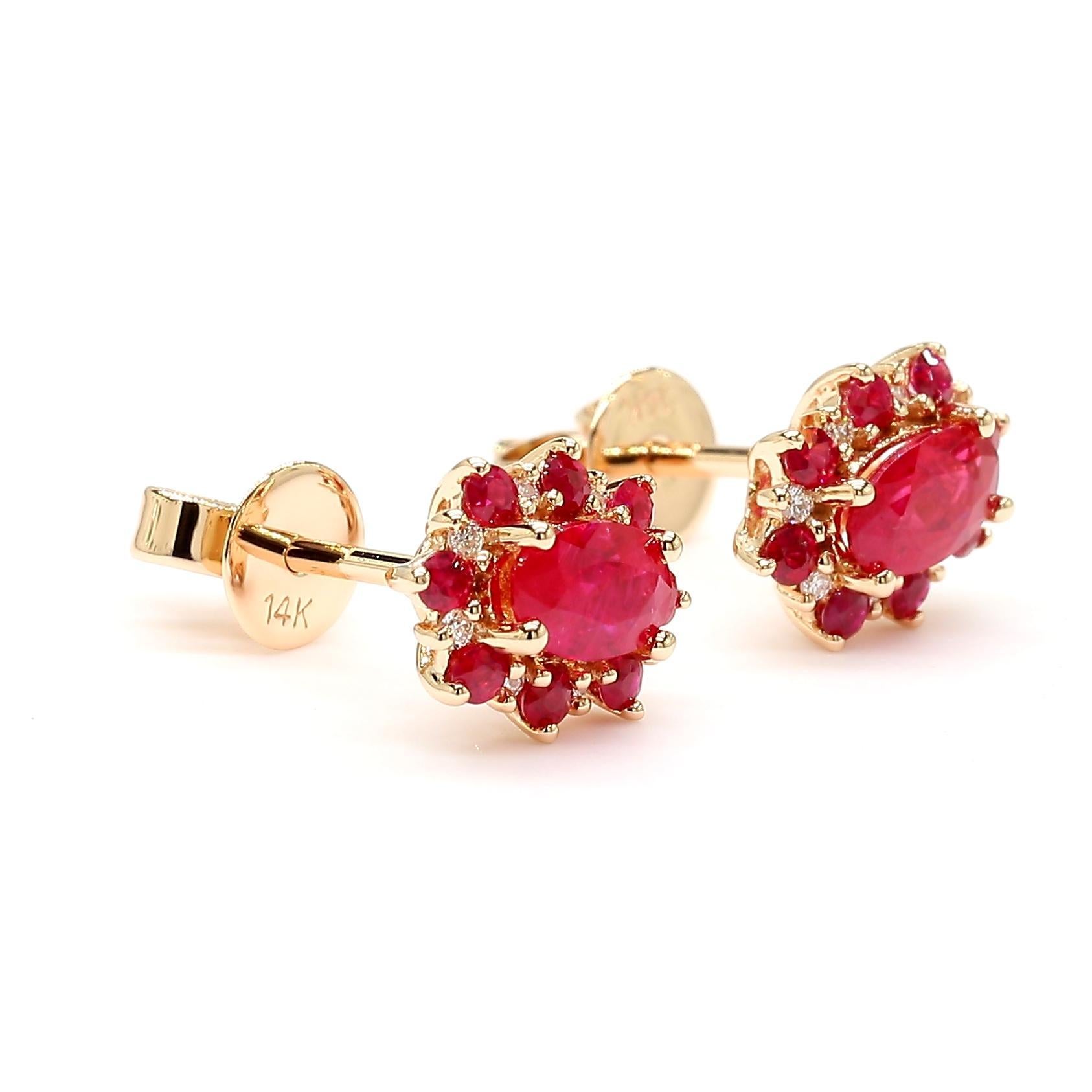 Taglio ovale Orecchini con rubino ovale rosso naturale e diamante bianco da 0.93 carati TW in oro in vendita