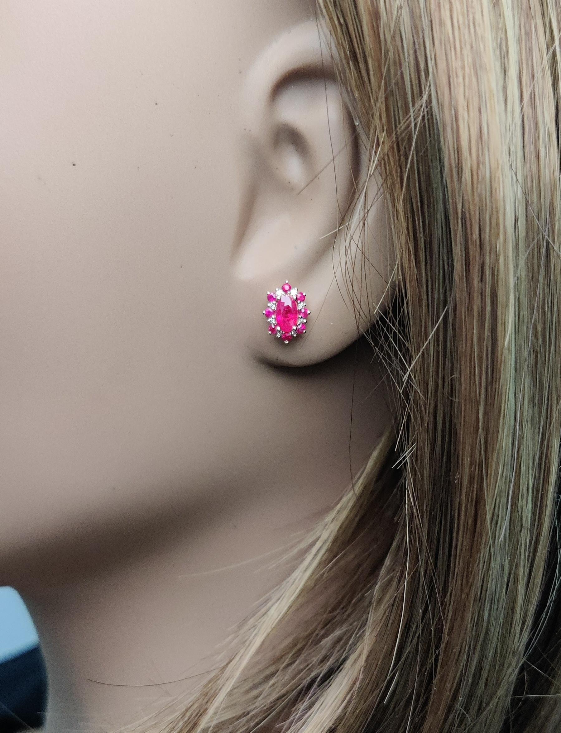 Orecchini con rubino ovale rosso naturale e diamante bianco da 0.93 carati TW in oro In condizioni Nuovo in vendita a New York, NY