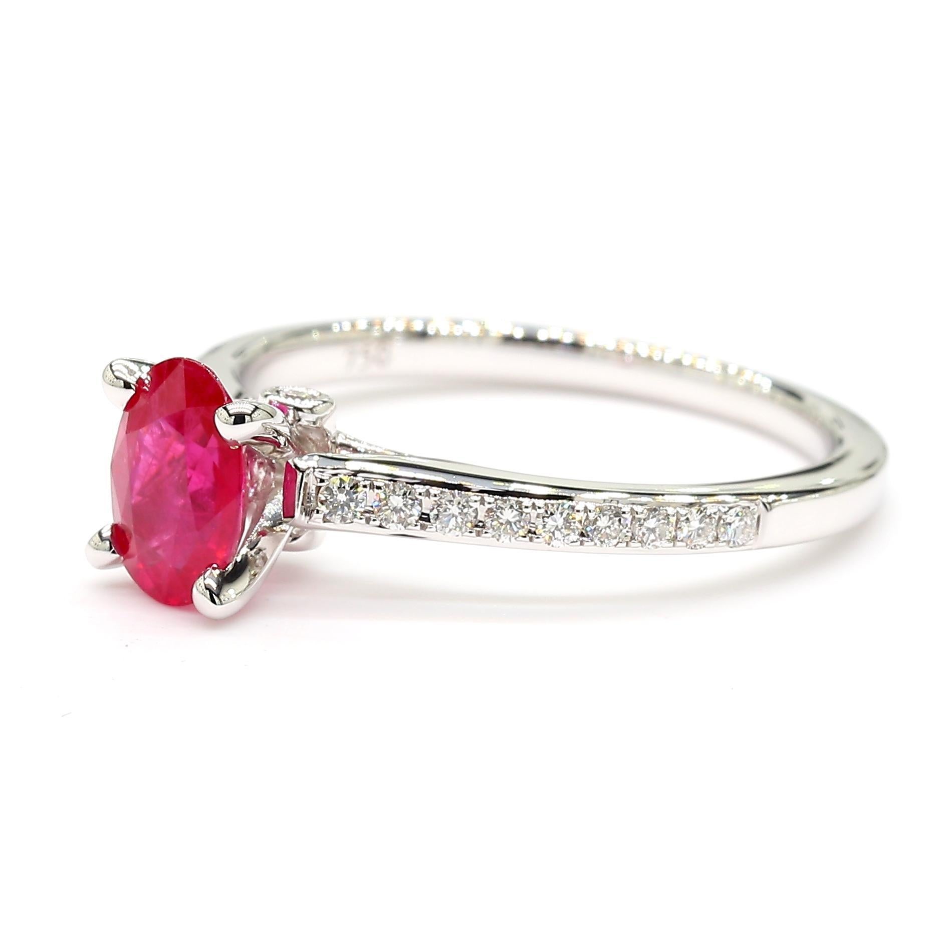 L'intrigante bague de cocktail de Raregemworld. Monté dans une belle monture en or blanc 18 carats avec un rubis rouge naturel de taille ovale complété par une mêlée de diamants blancs ronds naturels. Cette bague est garantie pour impressionner et