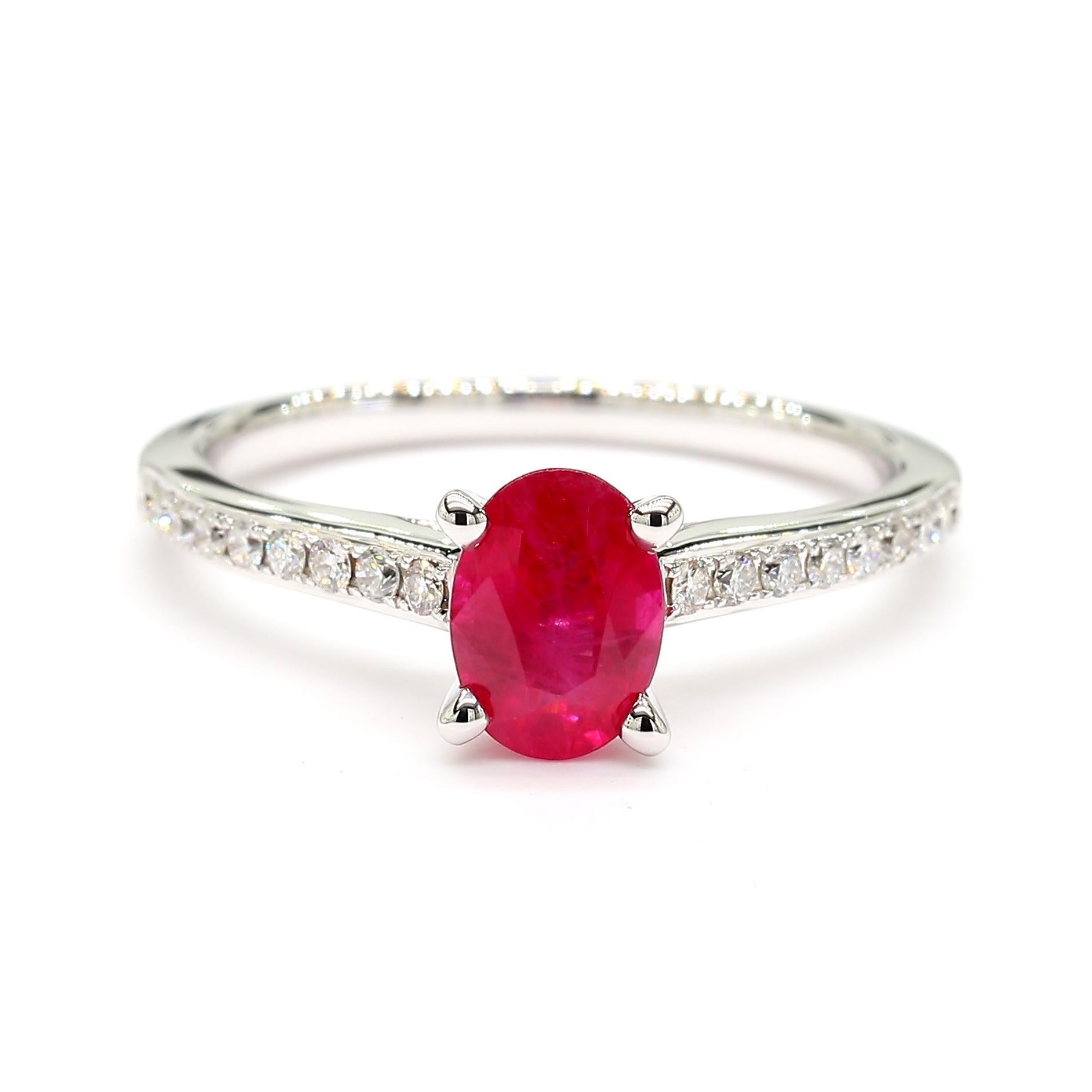 Contemporain Bague cocktail en or avec rubis ovale rouge naturel et diamant blanc de 1.06 carat poids total en vente