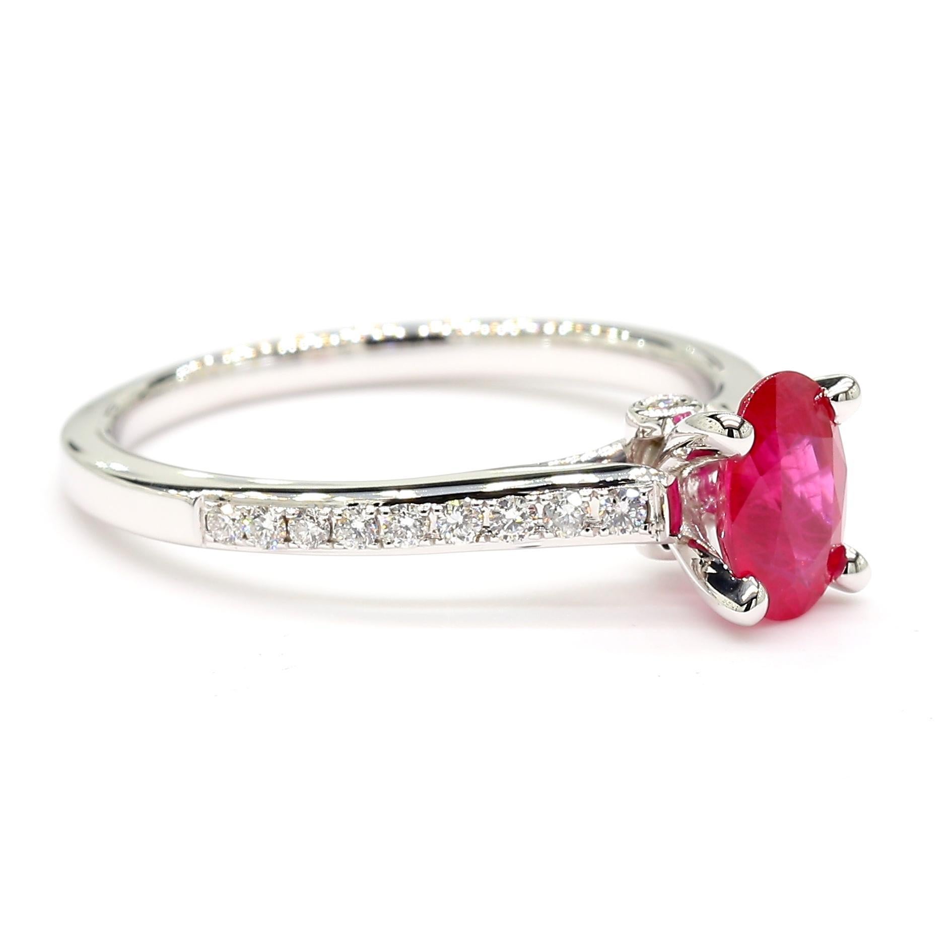 Taille ovale Bague cocktail en or avec rubis ovale rouge naturel et diamant blanc de 1.06 carat poids total en vente
