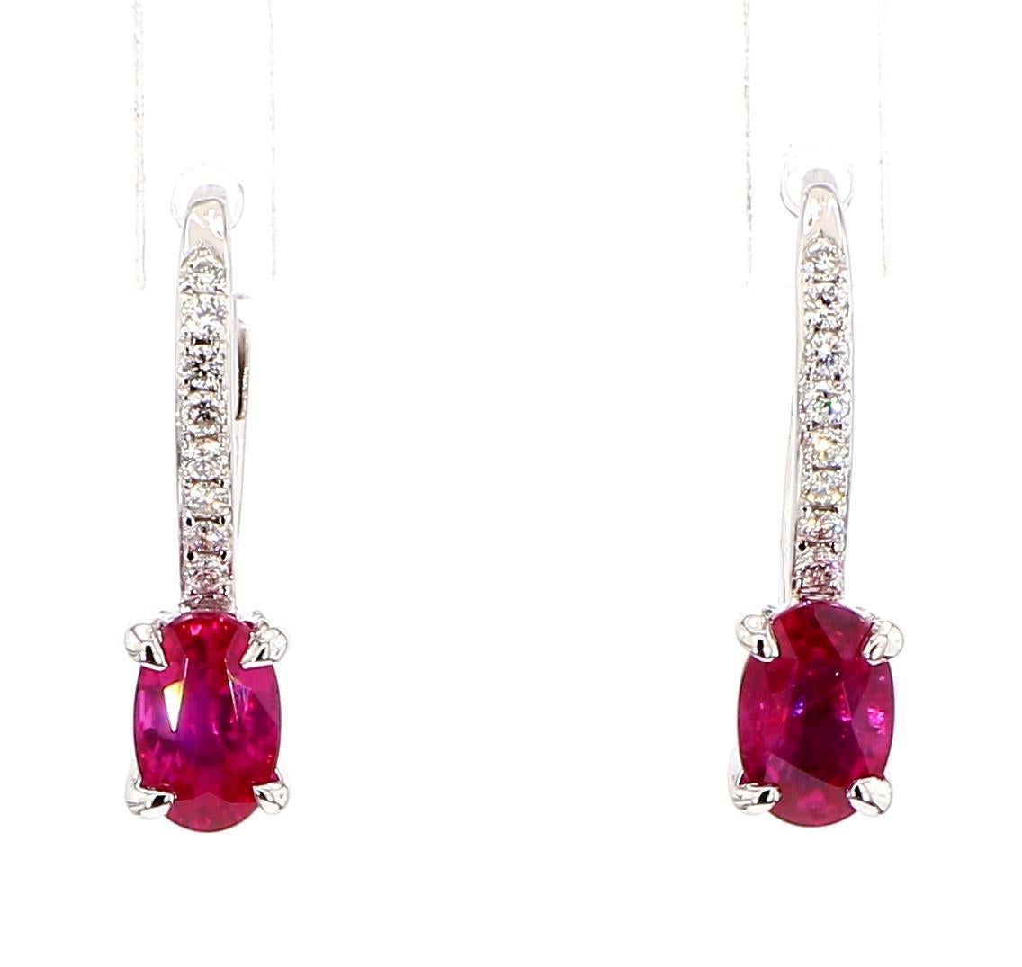 Contemporain Boucles d'oreilles pendantes en or avec rubis ovale rouge naturel et diamant blanc de 1.24 carat poids total en vente
