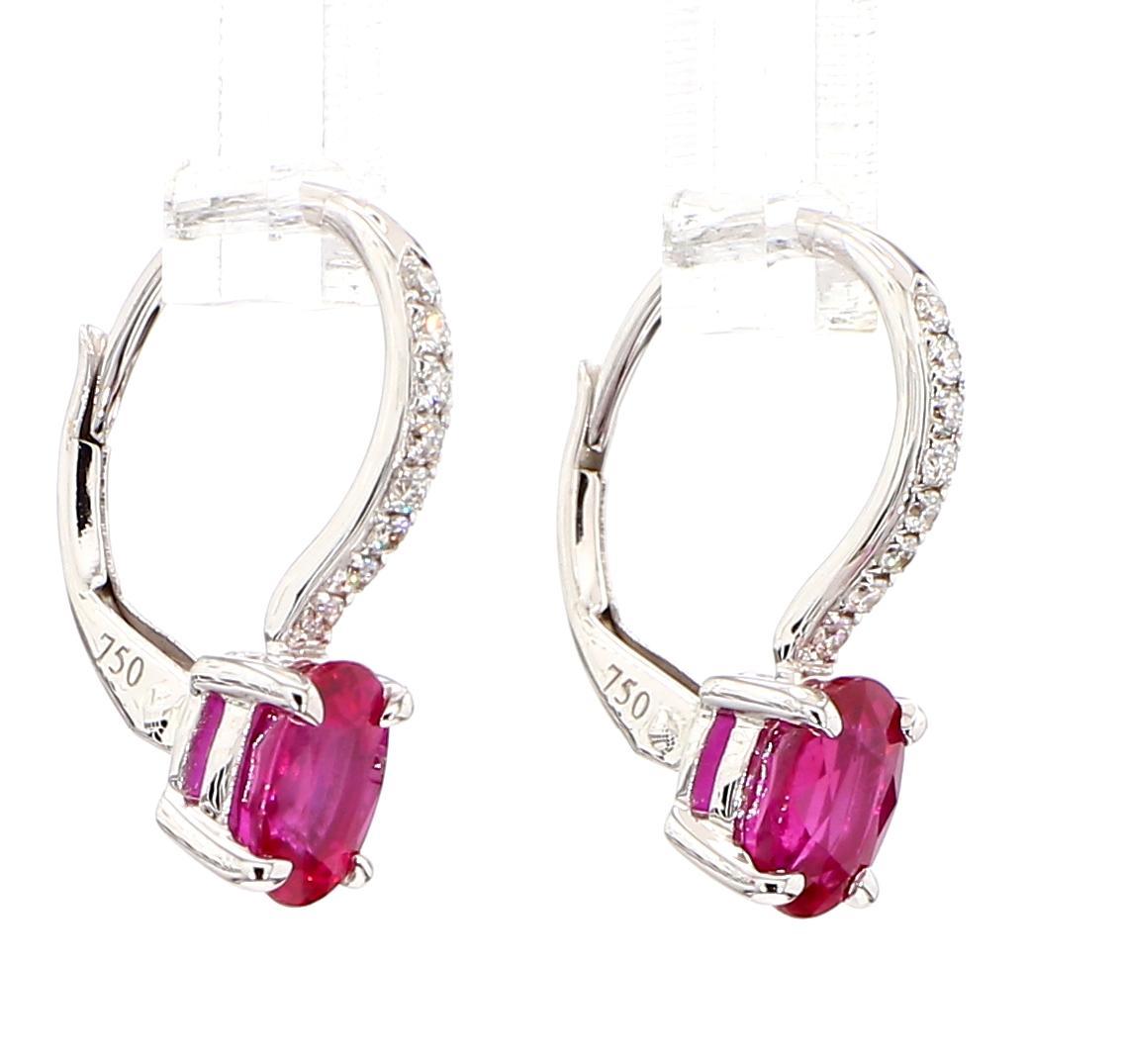 Taille ovale Boucles d'oreilles pendantes en or avec rubis ovale rouge naturel et diamant blanc de 1.24 carat poids total en vente