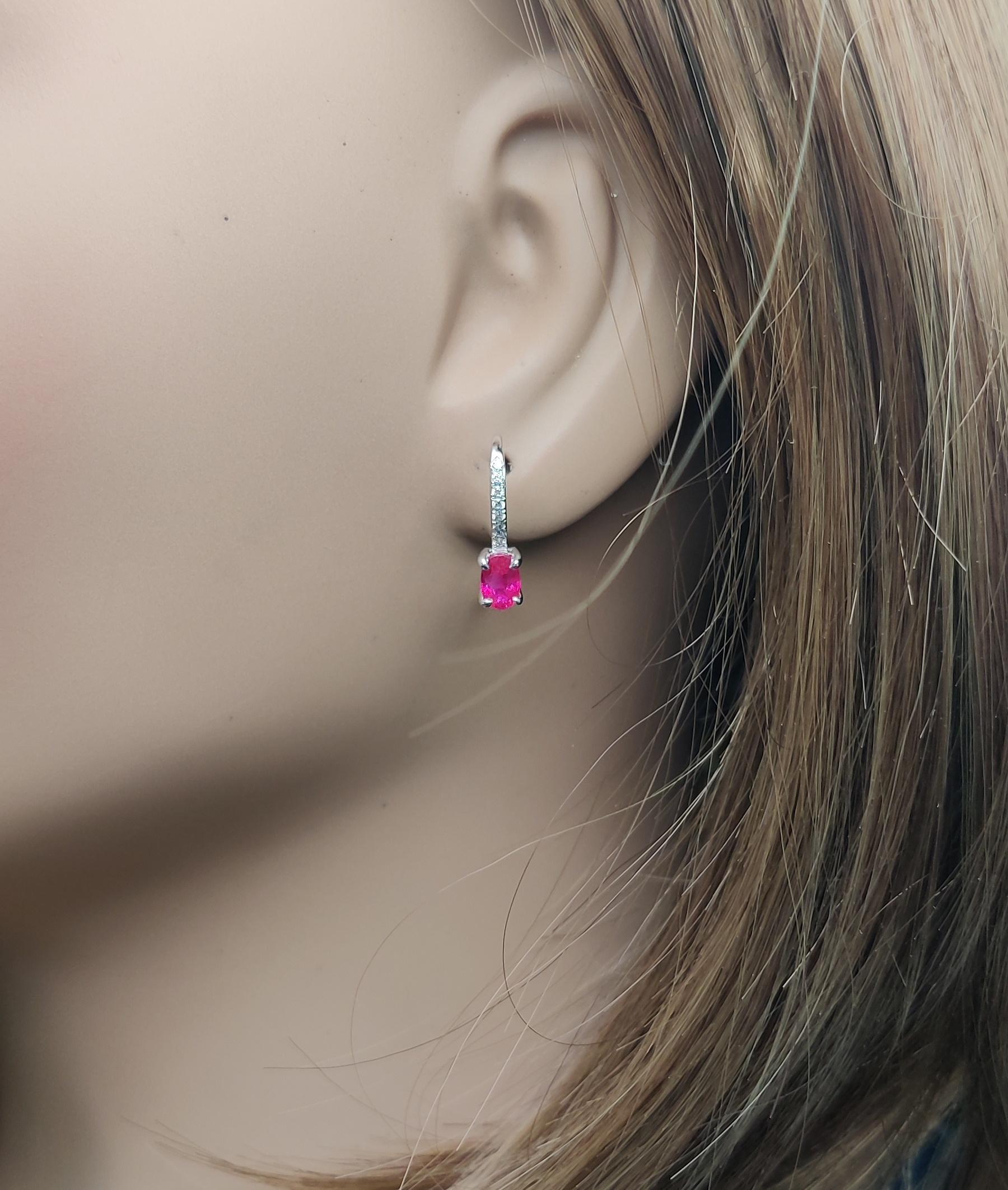 Boucles d'oreilles pendantes en or avec rubis ovale rouge naturel et diamant blanc de 1.24 carat poids total Neuf - En vente à New York, NY