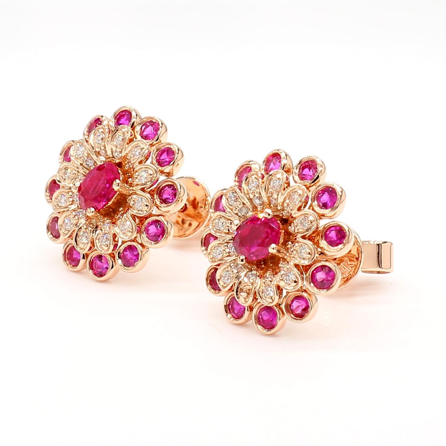 Les magnifiques boucles d'oreilles en rubis de Raregemworld. Montée dans une magnifique monture en or rose 14 carats avec des rubis rouges naturels de taille ovale, complétés par des rubis rouges naturels de taille ronde et une mêlée de diamants