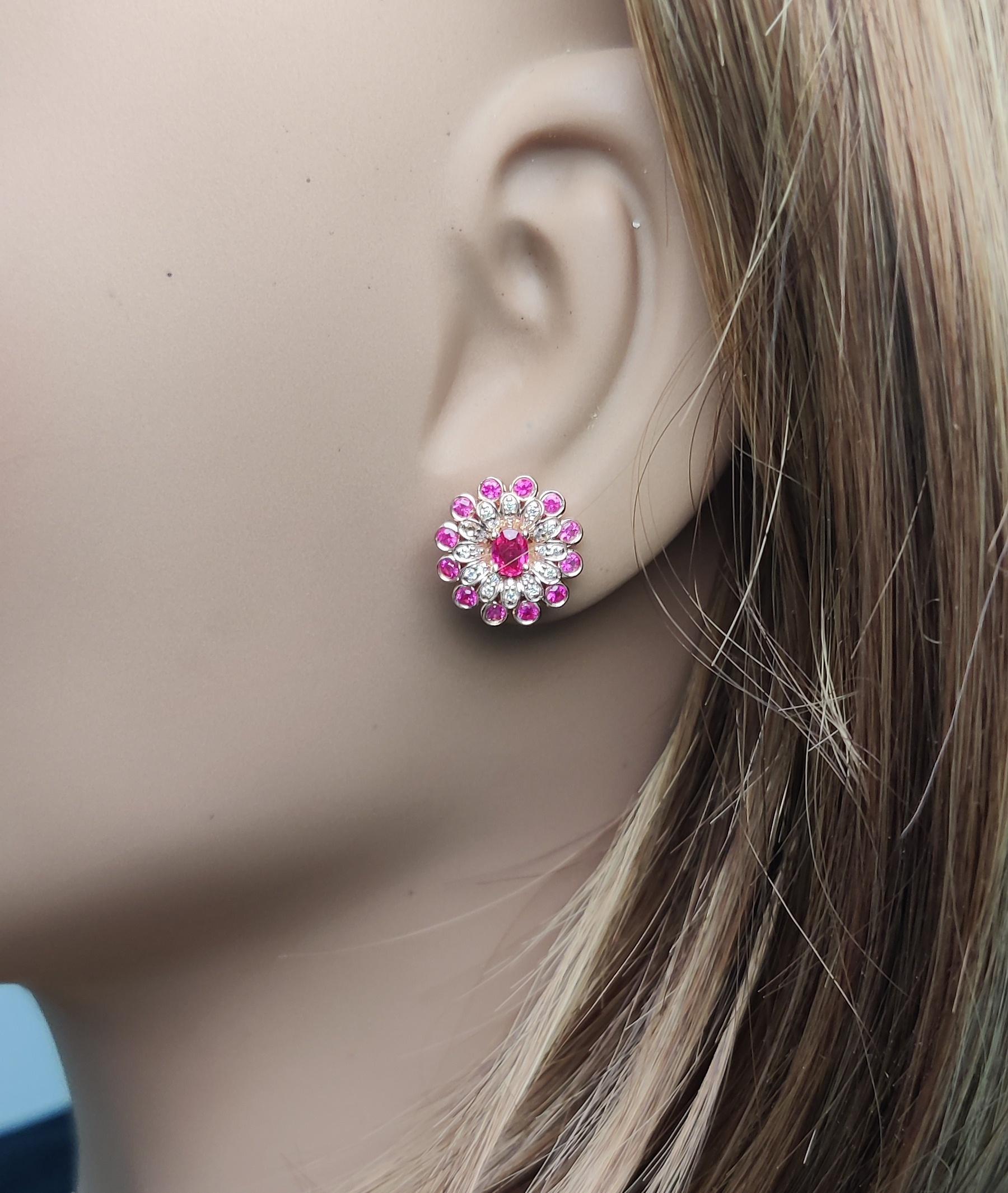 Clous d'oreilles en or rouge naturel ovale et diamants blancs de 1.32 carat poids total Neuf - En vente à New York, NY