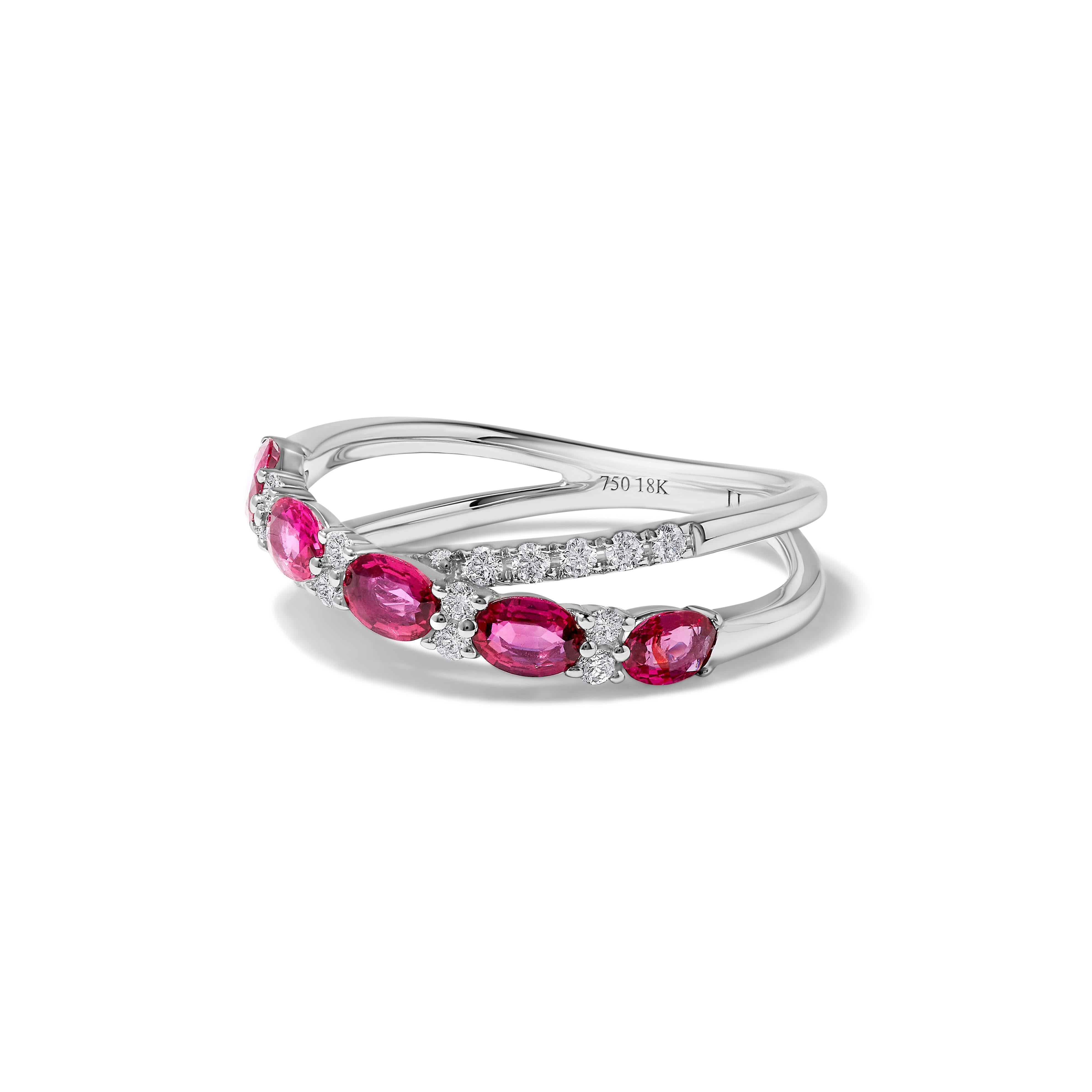 L'alliance classique de Raregemworld. Monté dans une belle monture en or blanc 18 carats avec un rubis rouge naturel de taille ovale complété par une mêlée de diamants blancs ronds naturels. Cette bague est garantie pour impressionner et améliorer