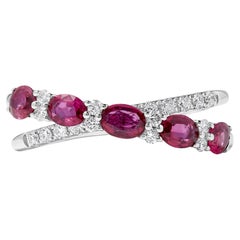 Alianza de oro con rubí ovalado rojo natural y diamante blanco de 1,61 quilates TW