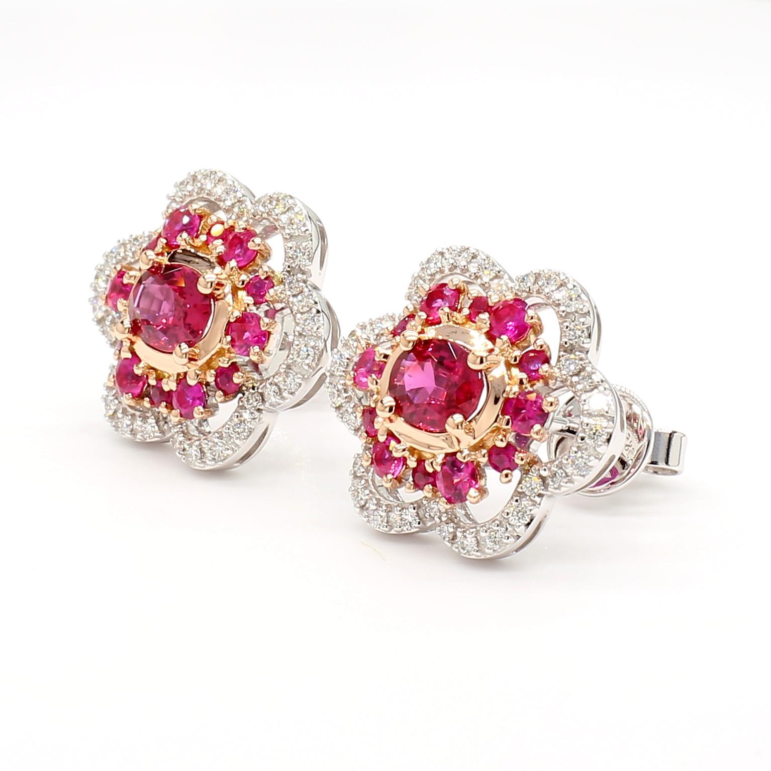 Pendientes clásicos de rubí de RareGemWorld. Montada en un precioso engaste de oro rosa y blanco de 14 quilates con rubíes rojos naturales de talla oval complementados con rubíes rojos naturales de talla redonda y melee de diamantes blancos