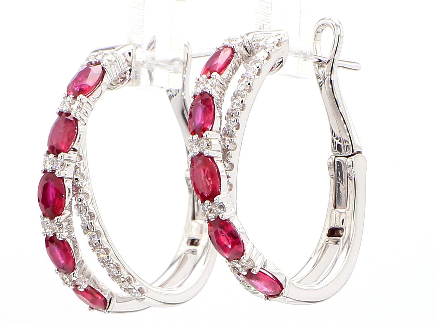 Gli orecchini classici di rubino di RareGemworld. Montato in una splendida montatura in oro rosa e bianco 18 carati con rubini rossi naturali di taglio ovale, completati da diamanti bianchi rotondi naturali in un bellissimo cerchio intrecciato.