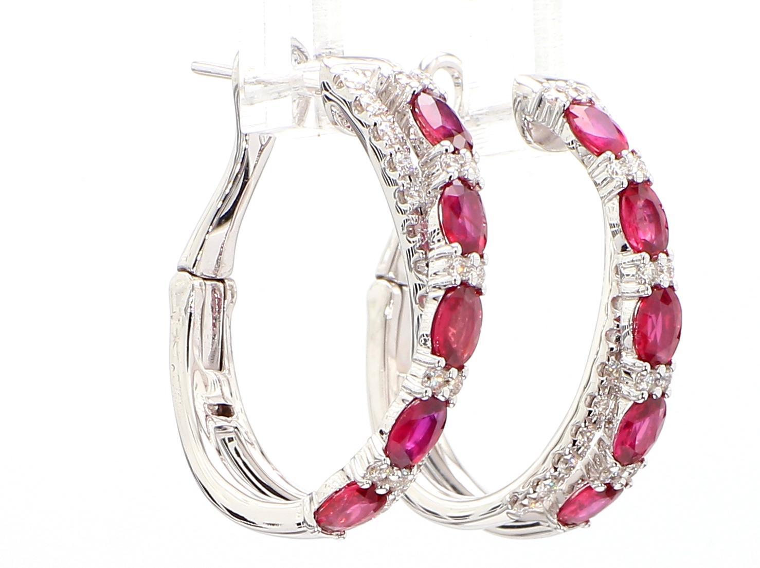 Taglio ovale Orecchini a cerchio in oro con rubino ovale rosso naturale e diamante bianco da 3,20 carati TW in vendita
