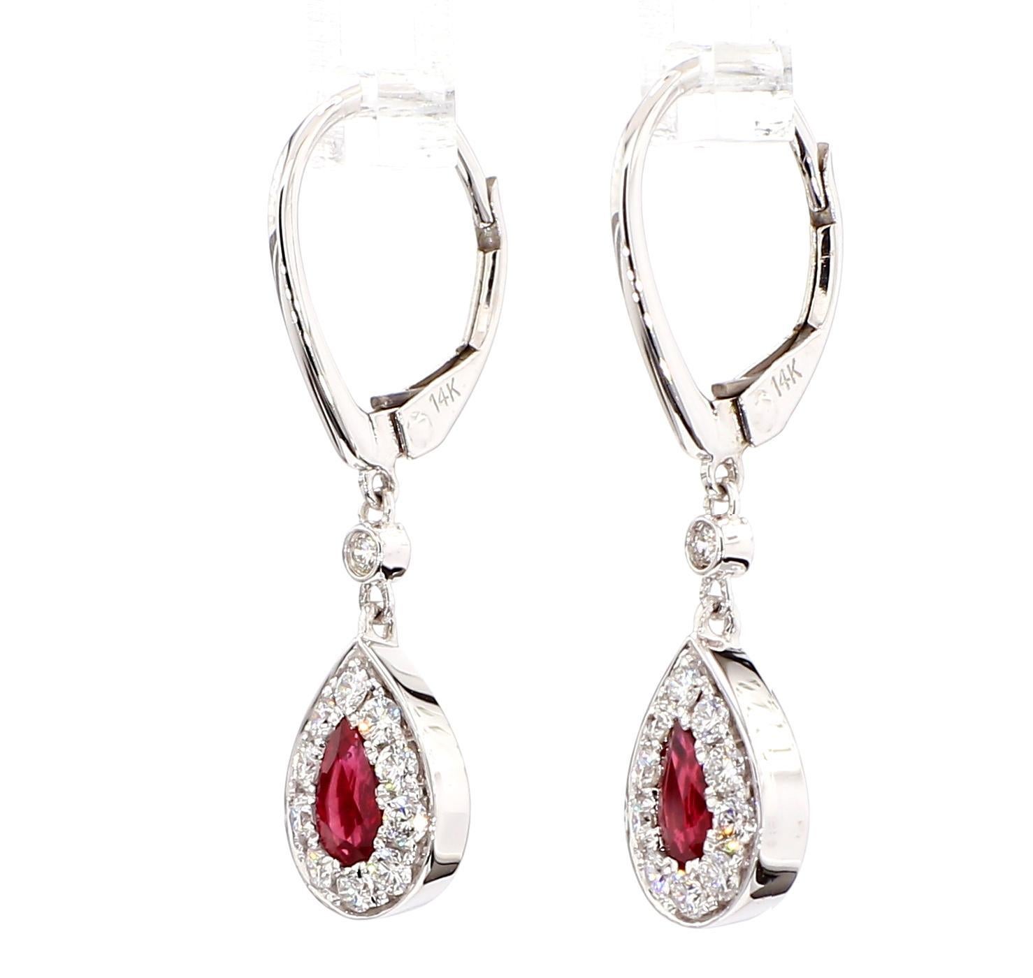 Gli intriganti orecchini di rubino di RareGemworld. Montato in una splendida montatura in oro bianco 14 carati con rubini rossi naturali taglio a pera, completati da una serie di diamanti bianchi rotondi naturali. Questi orecchini sono garantiti per