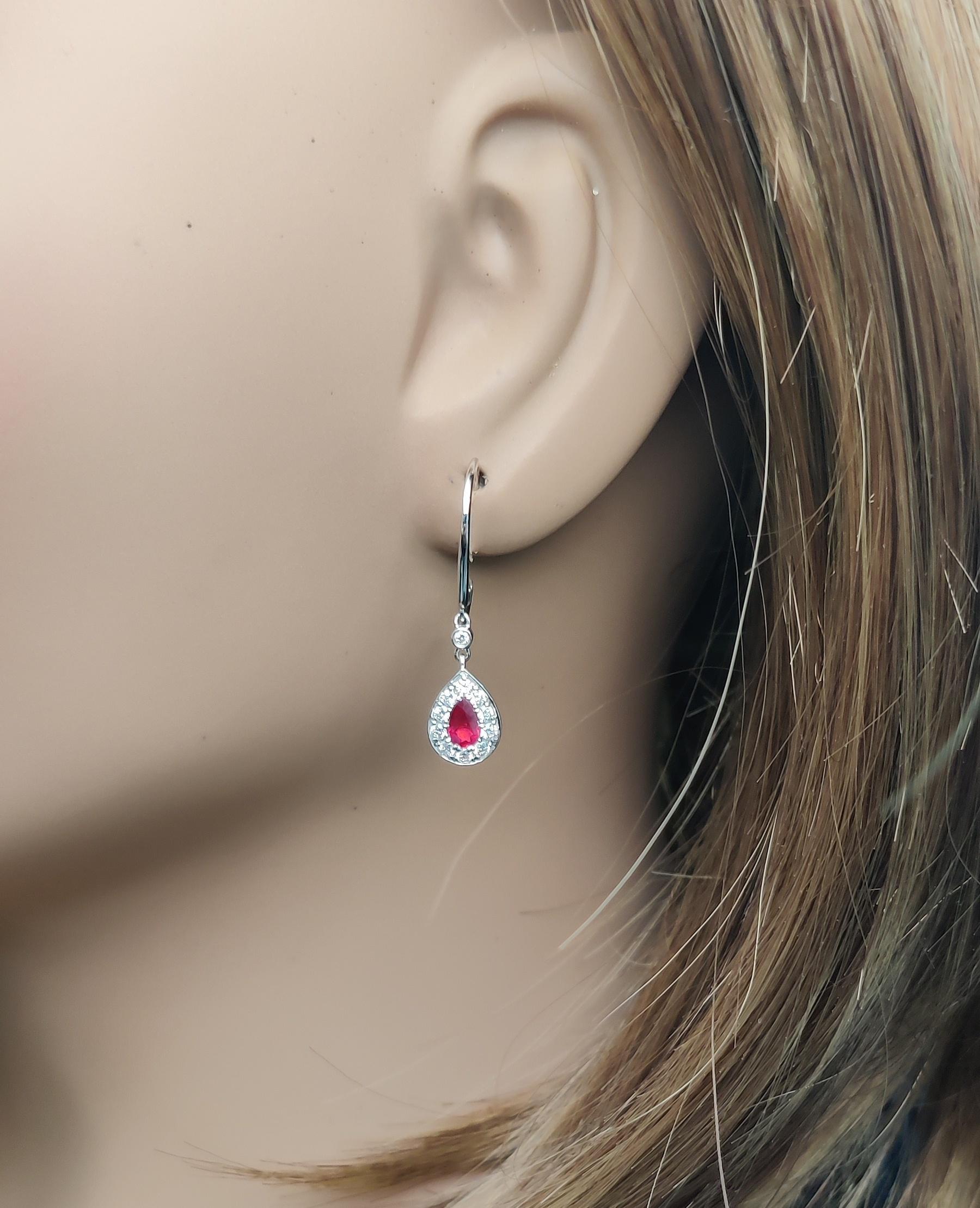 Orecchini a goccia in oro con pera rossa naturale e diamante bianco da 0,82 carati TW In condizioni Nuovo in vendita a New York, NY
