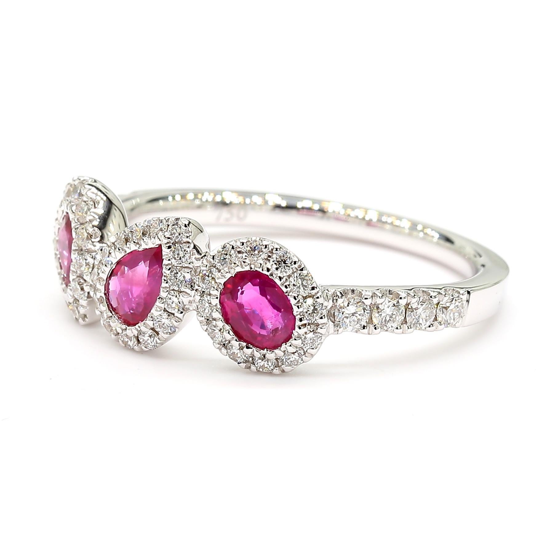 Intrigante anillo de cóctel de RareGemWorld. Montada en un precioso engaste de Oro Blanco de 18 quilates con dos rubíes rojos naturales talla pera y un rubí rojo natural talla oval, complementados con melee de diamantes blancos naturales redondos.