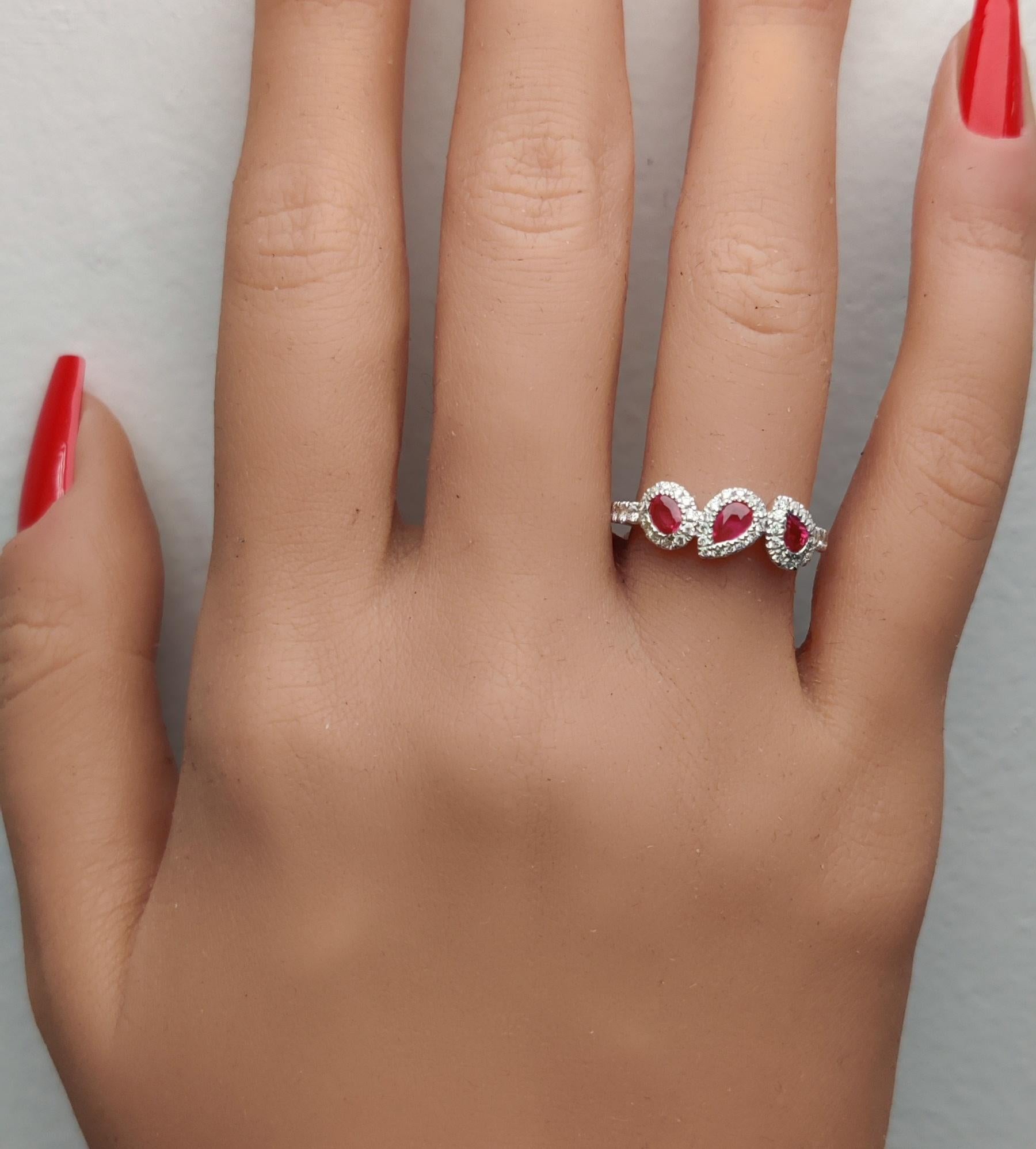 Rubí rojo pera natural y diamante blanco 1,10 quilates TW Anillo de cóctel de oro en Nuevo estado para la venta en New York, NY