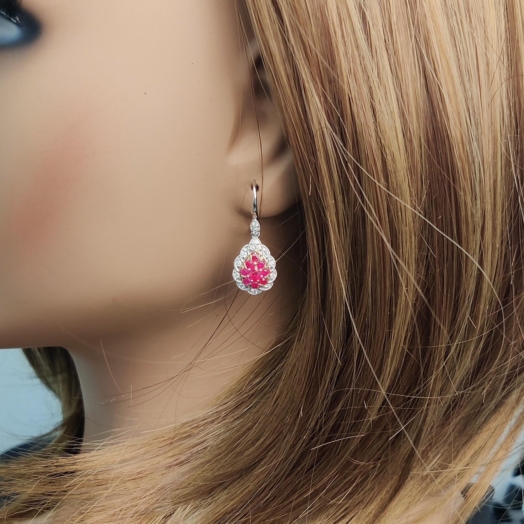 Tropfenohrringe, natürlicher roter birnenförmiger Rubin und weißer Diamant 1.37 Karat TW Gold im Zustand „Neu“ im Angebot in New York, NY